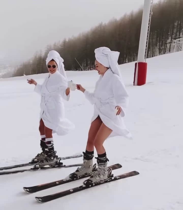 Fashion Climaxxのインスタグラム：「Good Morning Babes 💋 2021 mood:  @ludivine @opheduvillard #skiingislife #skiing  . . .」