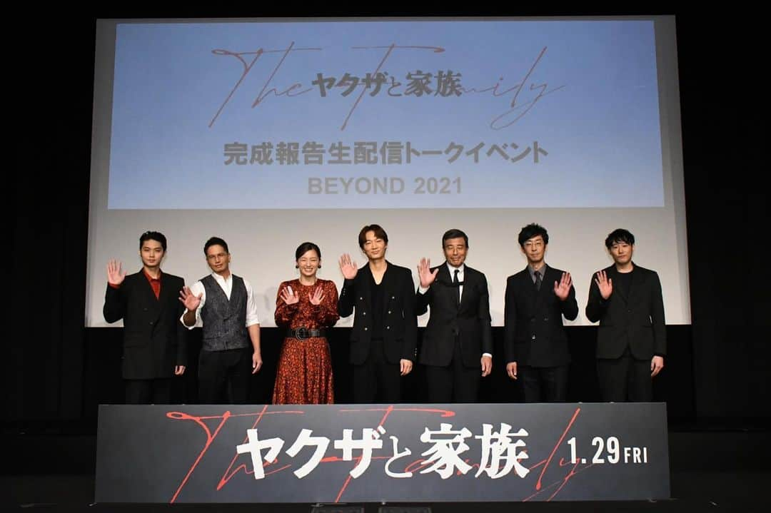 藤井道人さんのインスタグラム写真 - (藤井道人Instagram)「『ヤクザと家族 The family』 主演の綾野剛さん、主題歌を担当してくれた常田大希さんとの対談の模様がナタリーさんに掲載されています。  https://natalie.mu/eiga/pp/yakuzatokazoku  流星はじめ、小林勇貴監督、シムウンギョンなど素敵な方々からコメントもいただき感謝しています。  また、今週の『週刊ヤクザと家族』は先日行われた完成披露イベントの模様がご覧いただけます！是非お楽しみください☺︎  https://youtu.be/5DCy5XhNK70  公開まであと2週間。 この映画が皆さまの生きる糧になることを祈っています。 何卒宜しくお願い致します。  #ヤクザと家族 #1月29日公開」1月15日 19時56分 - michihito_fujii