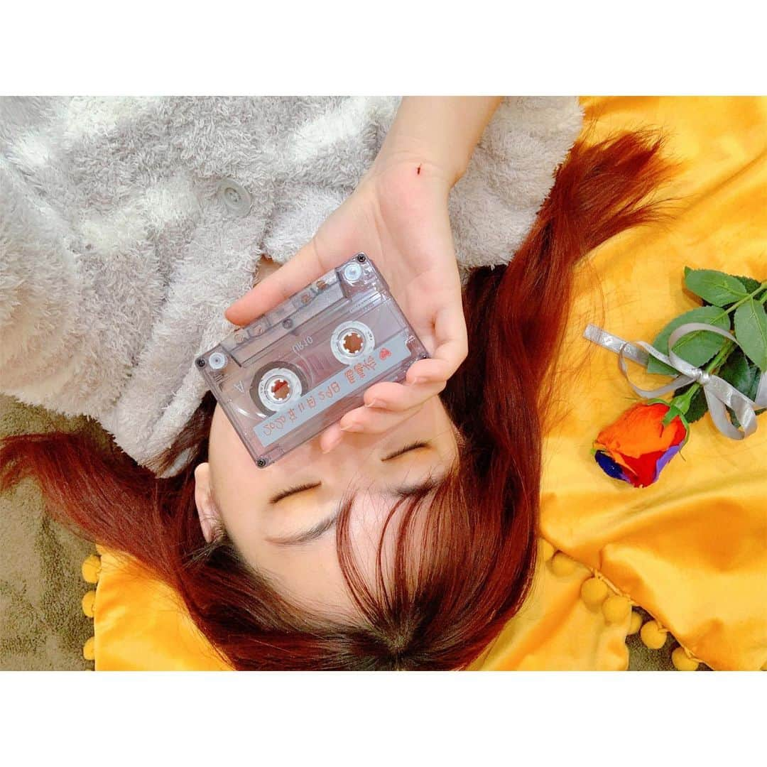 馬嘉伶さんのインスタグラム写真 - (馬嘉伶Instagram)「🍵 #20210115 #今年初投稿  #あけましておめでとうございます . . 今年も半月を過ぎましたが 初めての投稿です💦 何か投稿をしないととずっと思っていましたが 世の中また大変なことになっていて 予定されていた劇場公演や15周年記念コンサートなどが 色々中止になり、また暗い世界になってきた気がして SNSもあまり使わないようになりました . . 2020年の1年間を振り返ってみて 深い思い出になった出来事があまりありませんでした 「仕方ない状況」だけど 「仕方ない」と思いたくなくて 進みたい気持ちは一度も消えてはいりません でも今の状況を見て 2021年も去年と同じような一年になるんじゃないかと 不安を抱えています . 空回り . . 今日の日付が変わったくらいの時に Twitterを開いたら、トレンドに 「#あなたのAKBどこから」というハッシュタグが目に入って 今日はAKB48にとって特別な記念日でも何でもないと思いますが それでもトレンド入りがすごく嬉しかったです ファンの方はもちろん、 48グループのメンバーもたくさん呟いていて 大半の内容は私と同じくらいの時期のことなので 自分がAKB48を好きになったばかりのことを思い出しました . . 2010年の時に、AKB48を知って すぐ大ファンになりました その前に アイドルとか芸能界とかにほとんど興味がなかったので 知らない新世界を発見した気分で 毎日新鮮な気持ちで音楽を聴いたり番組を無限ループしながら観ていました . 最初はただのファンで ちょっと時間が経って NMB48さんのデビュー曲を聴いて 言葉には表現出来ないかっこよさに惹かれながら 「いいな〜好きなAKBメンバーと一緒に踊れるなんて、 私もAKBに入りたいな」と思い始めました そうです あの時の AKBに入りたかった理由は「大好きなアイドルたちに会える」という 不純な動機でした(笑 . AKB48入りたい気持ちはありましたが 日本人ではないですし日本に住んでいなかったので この夢は叶うわけがないと 心の中で分かっていました . でも2014年に 台湾オーディションの発表があって 台湾でメンバーを募集するという今までに考えたことのないチャンスが来ました そしてそれからちょうど一年後の2015年に 第5回AKB48紅白歌合戦のステージに立たせて頂きました . 奇跡です . . . 2か月前に 「AKB48 2029 10年後の君へ」というラジオでこの話をしました 10年前の夏、AKB48とかアイドルなどに全然興味がなかったですが 10年前の秋、AKB48にどハマりして心の糧になっていました だから「10年”前”の自分へ」 将来AKB48で活動することを伝えても 夏の私にも、秋の私にも 違う意味で信じてもらえないはずです . 10年間で 色んな不思議なことが起こりますよね . ラジオでこの質問を聞かれました 「10年後のAKBはどうなって欲しい？」 初めてAKBを知った10年前の雰囲気と 今のAKBの雰囲気はほとんど違いますし 今は色んな、たくさんのアイドルグループがいる中 自分はやっぱり AKB48が一番好きだなと常に思っています これから、10年後もそう思い続けたいですね . ラジオの最後に カセットへ「10年後の自分へ」向けてのメッセージを録音しましたが これからの10年間、どんなことが起こるか と考えたらドキドキです . . . またハッシュタグの話に戻りますが たくさんの方の呟きを読んで AKB48は本当に愛されているなと改めて思いました . 2005年からの5年間 私はAKB48のことを知りませんでした 2010年からの5年間、AKB48は私の心の支えでした 2015年から、AKB48は私の生きる糧です これからもそうだと思います . 「#あなたのAKBどこから」 一人一人のタイミングはそれぞれですが AKB48を好きでいることは一緒なので 知らない方の呟きからも 心がすごく熱くなりました 皆さんありがとうございます AKB48ありがとうございます いまさらの投稿になりますが 2021年もまちゃりんとAKB48のことをよろしくお願いします」1月15日 19時57分 - macyacyarin