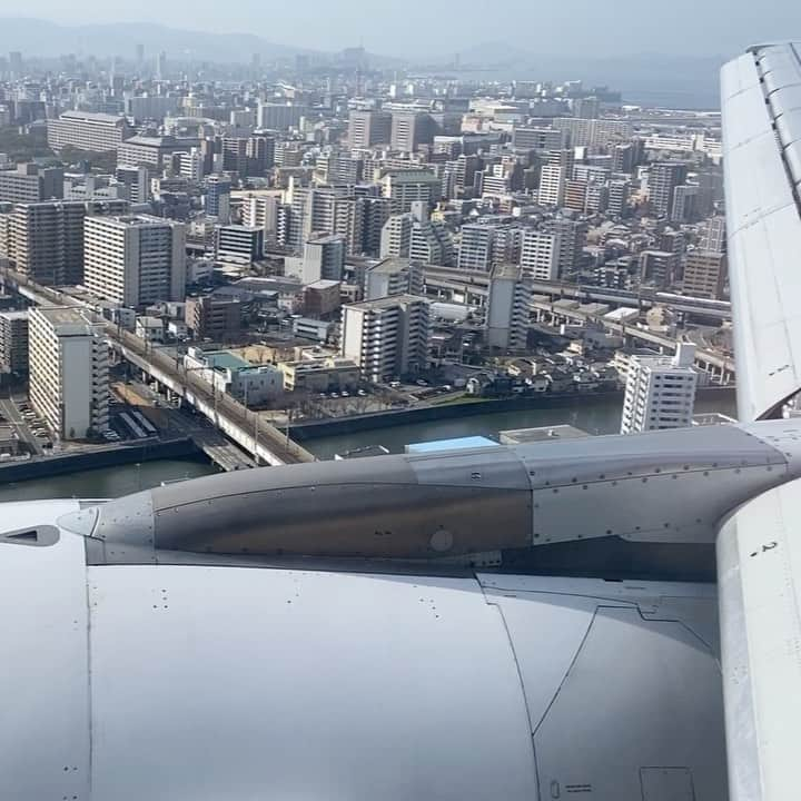 松谷賢示のインスタグラム：「福岡空港✈️に着陸 . #福岡劇場 #福岡E.ZO劇場 #よしもと福岡 #PayPayドーム #SPコメディー #水玉ネタ #台本のない新喜劇  #3日間 #５公演 #17日まで #緊急事態宣言 #発令されてるから #お店早く閉まるよ #美味しい #の食べたいよ」