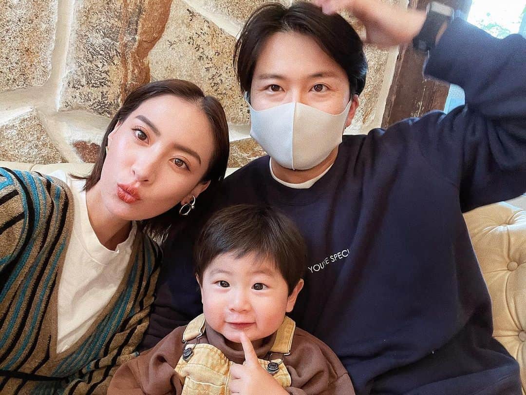 ソンイのインスタグラム：「載せそびれてた11月末の家族写真☕️  2021年になって今年は夫婦揃って大厄被り😥 今年の運勢が気になって、チャットで手軽に占いができる @chapli_app で占いしてもらったの🔮  家族３人の今年の運勢と夫婦の相性を見て貰ったんだけど、私は安定の年らしくて、とてもポジティブな気持ちになれて今年も自分らしく頑張ろ〜✊🏻と思えたよ🔥  今のご時世だとお家にいながら手軽にチャット形式で占ってもらえるの嬉しいね🔮❤️  #Chapli #チャプリ #チャット占い  #美織先生 #みおり #占い #運勢 #相性 #pr」