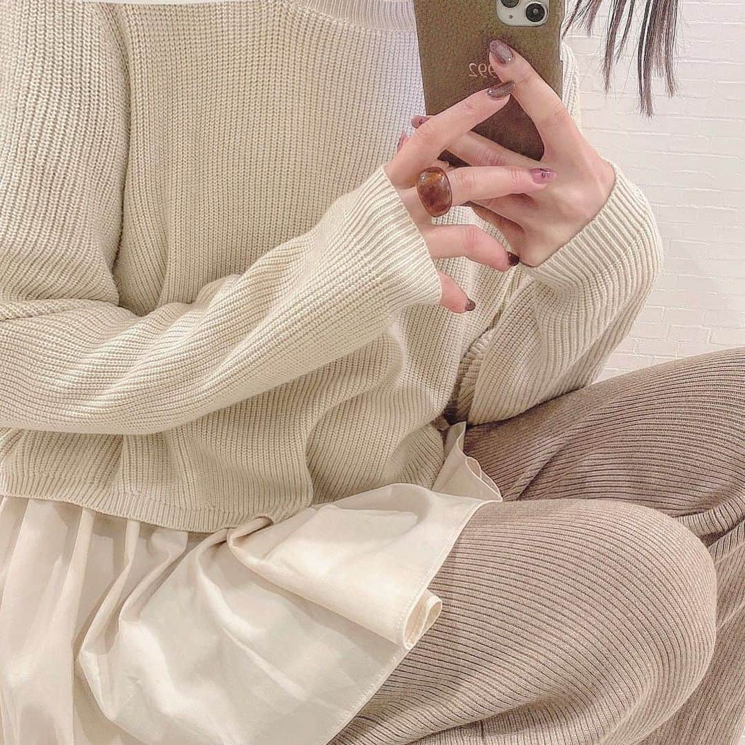 たんりいのインスタグラム：「. . @fifth_store ♡ . シルエットも着心地も最高なニット🧶 . fifth 60% OFFクーポン出てたよ 🎫♡ #fifth #fifthtl #フィフス #カジュアル #ニット #トップス #高身長コーデ #ニットコーデ #コーディネート #ファッション #fashion #ootd #coordinate #outfit #イレヘムドッキングニットプルオーバー」