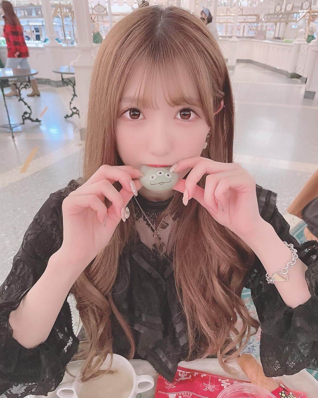 田口未彩のインスタグラム：「🤍  みて、髪の毛、スープに入っちゃってる、 この後ね固まってギシギシになったの🥺  #クリスタルパレス　#クリスタルパレスレストラン　#メゾンドフルール　#ティファニー　#巻き髪　#ディズニー　#ディズニーランド  #ディズニーレストラン」