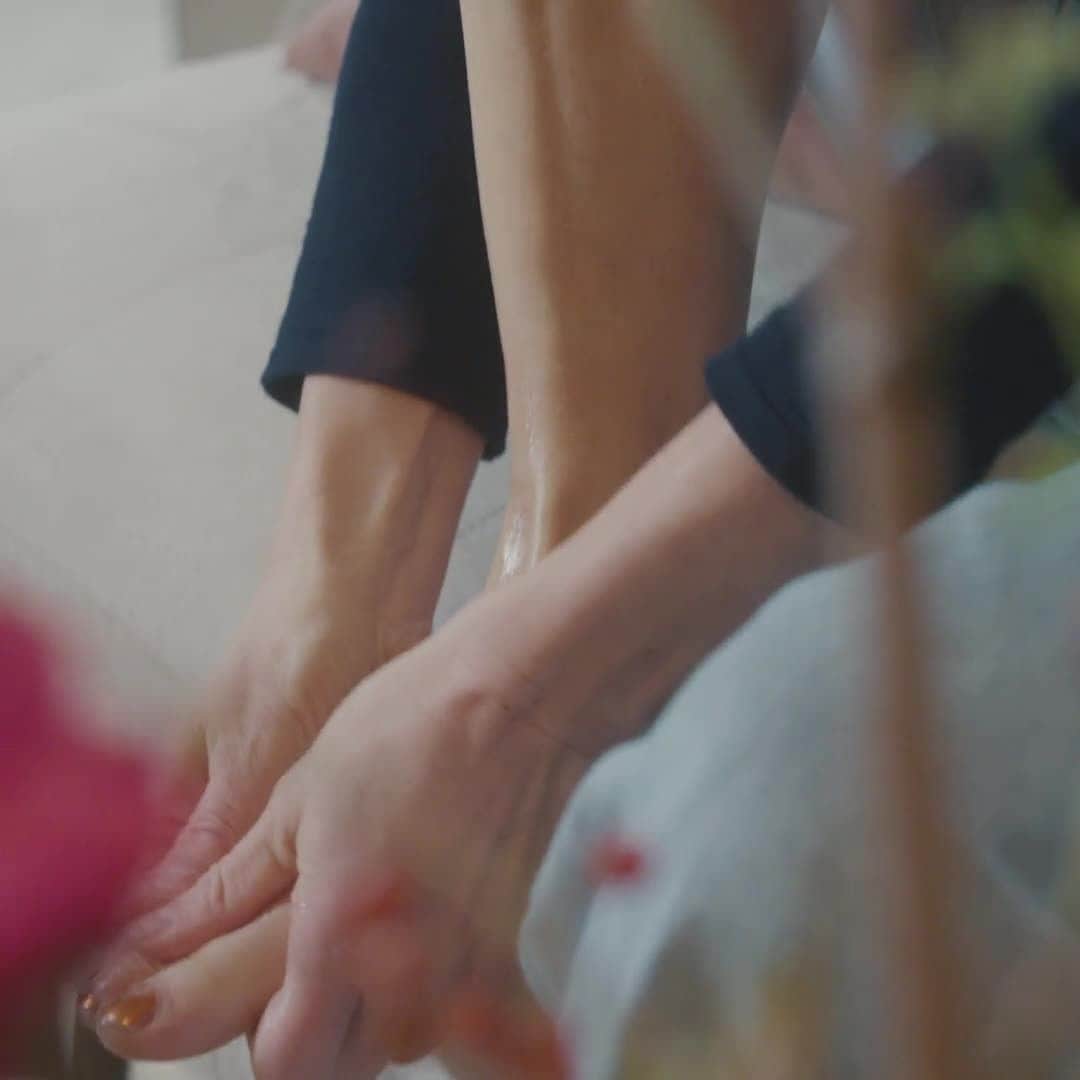 Dr. Hauschka Japan ドクターハウシュカのインスタグラム：「ムアラベンダーのボディオイルの⁠ 深く暖かい香りに癒されながら⁠ ご自身の体に語りかけるように⁠ マッサージをしながら、⁠ 1週間の疲れをゆるりとほぐしましょう。⁠ ⁠ 皆様良い週末をお過ごしください。⁠ ⁠」