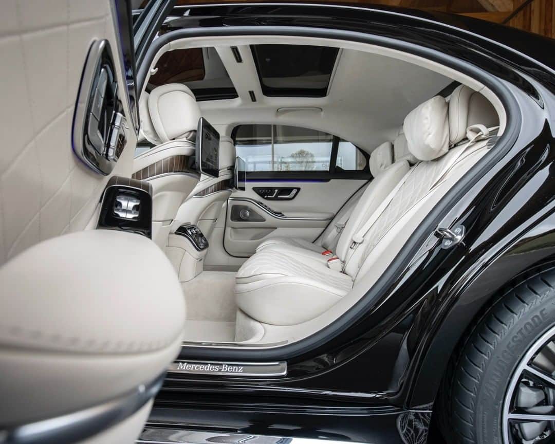 メルセデス・ベンツさんのインスタグラム写真 - (メルセデス・ベンツInstagram)「Luxury has landed! Now the First Class experience can continue on the road.  #Mercedesbenz #Sclass #NewSclass #CaresForWhatMatters #sophisticatedluxury」1月15日 20時00分 - mercedesbenz