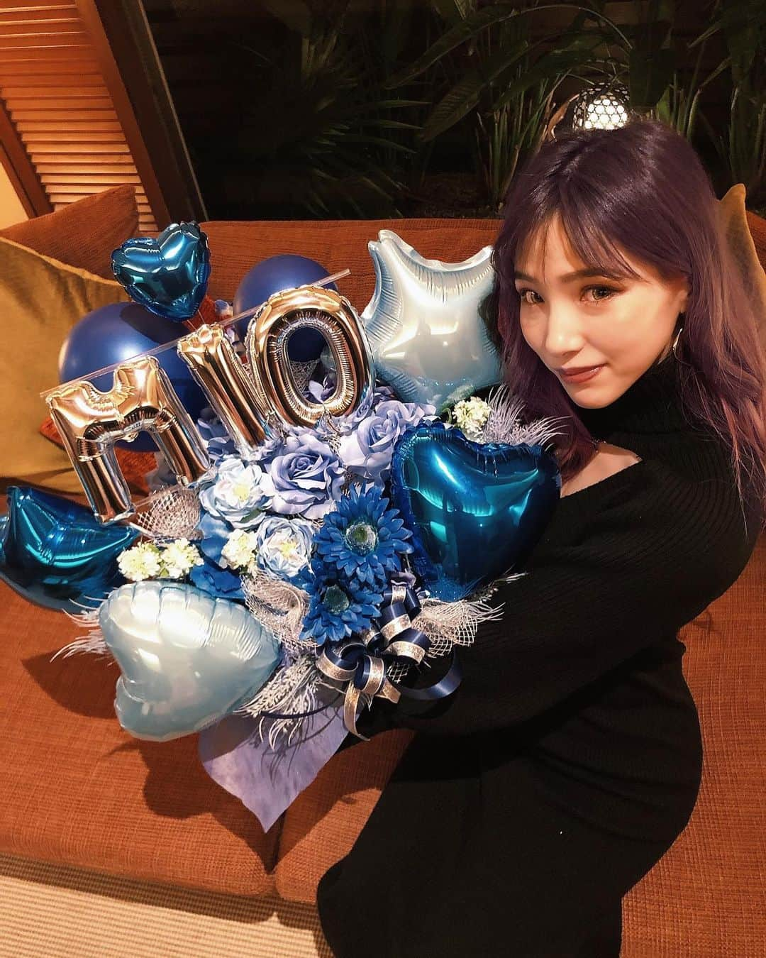 MIOのインスタグラム：「今年もたくさん大好きなものに囲まれたお誕生日💐ほんとにありがとう💙💜」