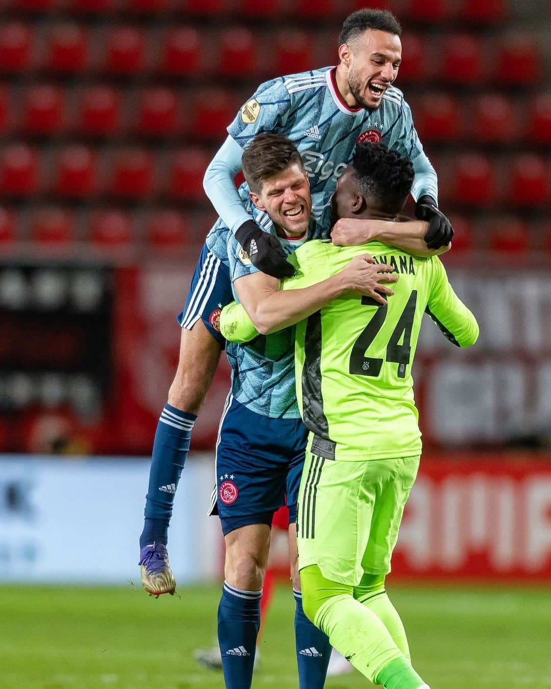 アンドレ・オナナのインスタグラム：「With a lot of effort we won a difficult game. Best way to celebrate my 200th appearance with @AFCAjax. ❤️」