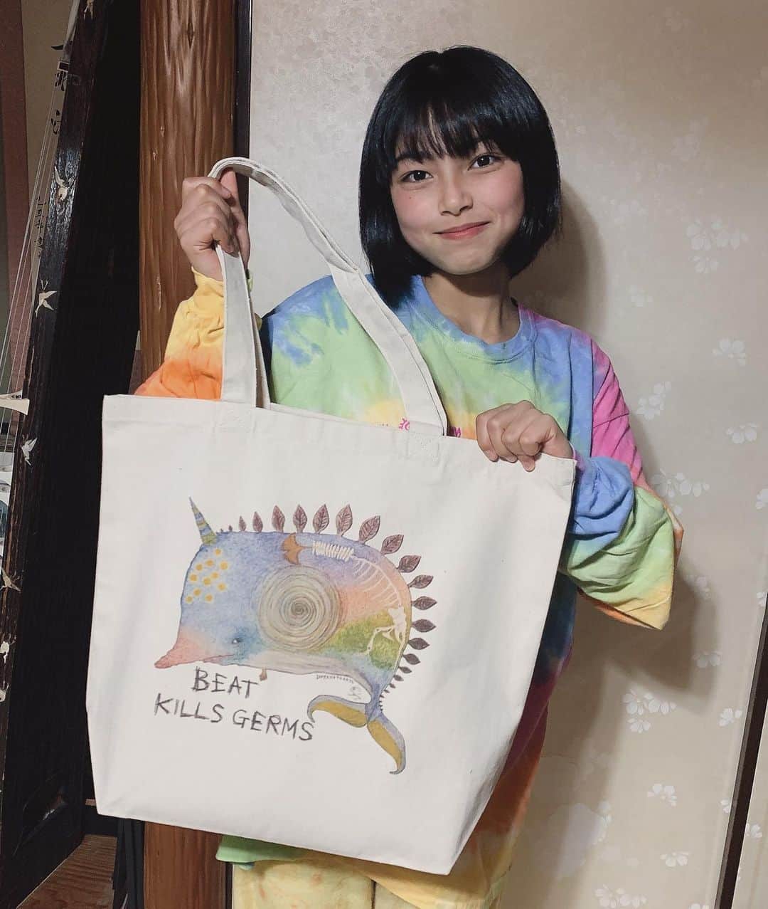 のインスタグラム：「実家の和室で家族にニューグッズのロンT着てもらいました♡写真1.2 姪っ子3号身長152㎝ 3.4 2号157㎝ 5.6.7 4号140㎝ 8 夫185㎝のゴリラ 9.10娘身長約70㎝ご参考になれば♡ （あんまなんねーわ笑）サイズはXL！」