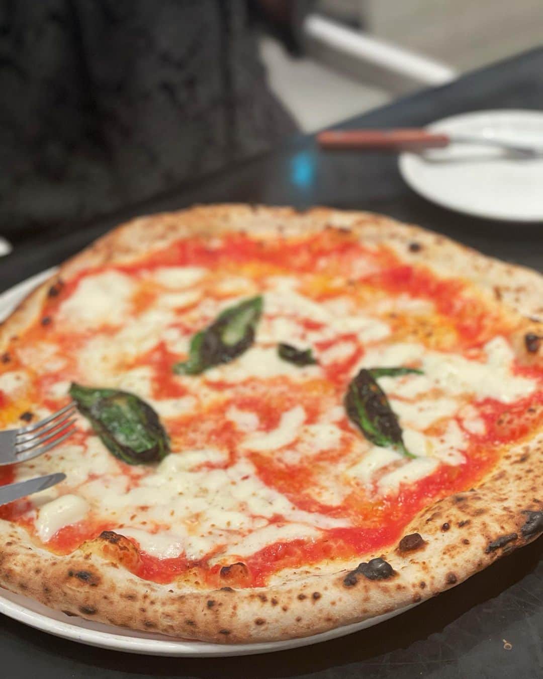石井里奈さんのインスタグラム写真 - (石井里奈Instagram)「こんばんは💗 今夜は里奈ログ😋😋 休日ランチは大好きなピザを食べに🍕✨ . 恵比寿の人気店アンティーカ・ピッツェリア・ダ・ミケーレへいってきました✨ テラスもあって風通しがよくコロナ対策もされていて、イタリアの本場の味が楽しめる本格ピザ🍕💗 . 今は旅行にも行けない状況ですが、海外旅行気分が味わえる素敵な雰囲気なお店で大好きなの❤️ . ピザのサイズも大きいので、女子なら2人で1枚で十分✨ 人気店なので予約していくことをおすすめします💕 みんなのおすすめランチとかテイクアウトもしりたいな〜🥺✨ コメントで教えてください❣️ . 今週もお疲れ様でした✨ . #りなまるグルメ #ピザ #恵比寿ランチ #恵比寿グルメ #イタリア #イタリア旅行 #イタリアン #ランチ #グルメ #グルメ女子 #pizza #テイクアウト #テレワーク #在宅勤務 #おすすめランチ #本場の味 #東京カレンダー #百名店 #女子会 #デート #おしゃれランチ #おだんごヘア #ヘアアレンジ #簡単ヘアアレンジ #おだんご #ランチデート #mercuryduo #マーキュリーデュオ #italian #italianfood」1月15日 20時03分 - ri7tin1025