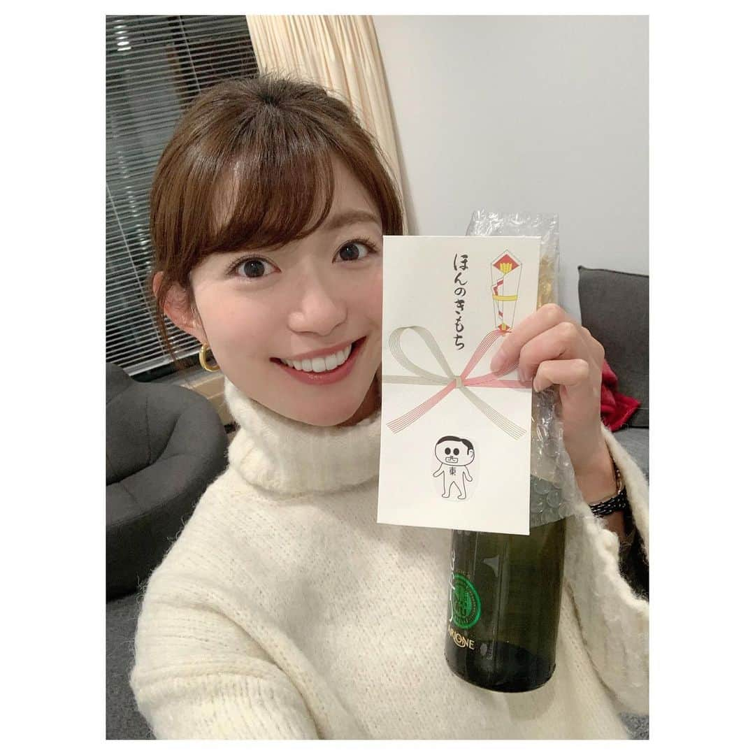 平山雅さんのインスタグラム写真 - (平山雅Instagram)「1月14日、30歳になりました🥰 またひとつ歳を重ねられたこと、幸せに思います。 30代のスタート！気持ちを新たに、少しでも人の役に立てるような人間を目指してこれからも精進いたします✨  会社のデスクには、毎年誕生日をお祝いしてくれる番組スタッフのみんなから粋なプレゼントが…😭 家でひっそり小さなケーキとともにいただきました🍾 そして親友がそっとポストに入れてくれていた手紙を読みながらうるうる…。 (気付いたらひとりでお祝いのワインあけてました。)  人に会えない、外出できないこんな時だからこそ、 周りの方々の優しさを改めて感じることができた、 そんな誕生日でした。 お祝いのメッセージやコメントも嬉しく読ませていただいています😭  人生の諸先輩方から「30代はとにかく楽しいよ〜！」と散々言われてきたので、ついにそのスタートラインに立てた！という気持ちで、今ワクワクしています🥺 自分もワクワク、周りの人もワクワクさせられるような30代を歩みたいです。 今後ともよろしくお願いいたします☺️💐  #誕生日  #mybirthday  #平山雅」1月15日 20時08分 - miyabi_hirayama114