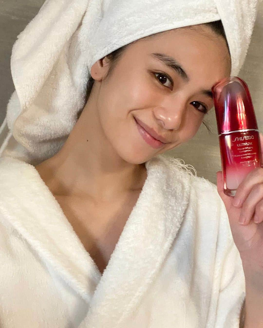 佐藤晴美さんのインスタグラム写真 - (佐藤晴美Instagram)「今日は、 お気に入りの美容液をシェアさせてください♪  乾燥とマスクで大変な時期、 この美容液に本当に本当に助けられています。 柔らかくてスッと肌に入っていく感覚。なのに保湿力も凄くて、求めていたベストバランスな美容液。 手放せなくなりました🤣 そして香りも最高に良いの。 毎日この香りに包まれてベッドに入ります🤍  ちなみに、2本目突入。  そして、こちらは　 @__kana_oya__  ちゃんとお揃いで使用中。 かなちゃん美容にとても詳しいから信頼度高まります😂✨ かなちゃんのYouTubeでも見てそろそろ寝ようかな。  #ALIVEwithBeauty #Ultimune #アルティミューン#PR」1月15日 20時08分 - sato_harumi__official