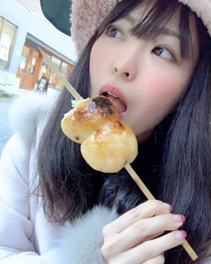 のインスタグラム：「♨️💗♨️💗 . . 四万温泉街にある焼きまんじゅう💗 . マミー「もぉ、髪の毛食ってる…」 . 焼きまんじゅう(ほぼ蒸しパン)を食べて、私「んー！」 . この後何とコメントしたでしょうか？☺️ . . . ＊＊＊＊＊＊＊＊＊＊ 焼まんじゅう 島津 @shimaonsen  @bendaviscompany  ＊＊＊＊＊＊＊＊＊＊ . プロフィールリンクはこちら👉 @yuna_smile0130  . . #四万温泉 #四万温泉グルメ #焼きまんじゅう #キティちゃん #温泉旅行 #温泉女子 #家族旅行 #bendavis #ファッションコーデ #帽子コーデ #旅館 #旅館ご飯 #群馬観光 #群馬グルメ #群馬カフェ #群馬旅館 #柏屋カフェ #女子旅 #日本旅行 #観光スポット #群馬ランチ #ファッション好きな人と繋がりたい #お風呂 #露天風呂 #japanesegirl  #onsen #fff #tabijyo」