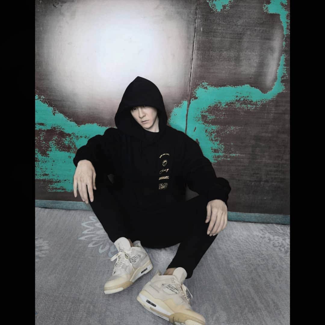 ダンソン・タンのインスタグラム：「我們#新高軒 x @chronicxantidote x NMR 最新三方聯名🔥 以新高軒店點手繪海報為基底，由日本手繪看板師遊鷹操刀，整體為新高軒名字的由來，台灣最高峰玉山為首兩側為新高軒的特色 一個字 帥  @nitakaken #DT #唐禹哲 #chronic」