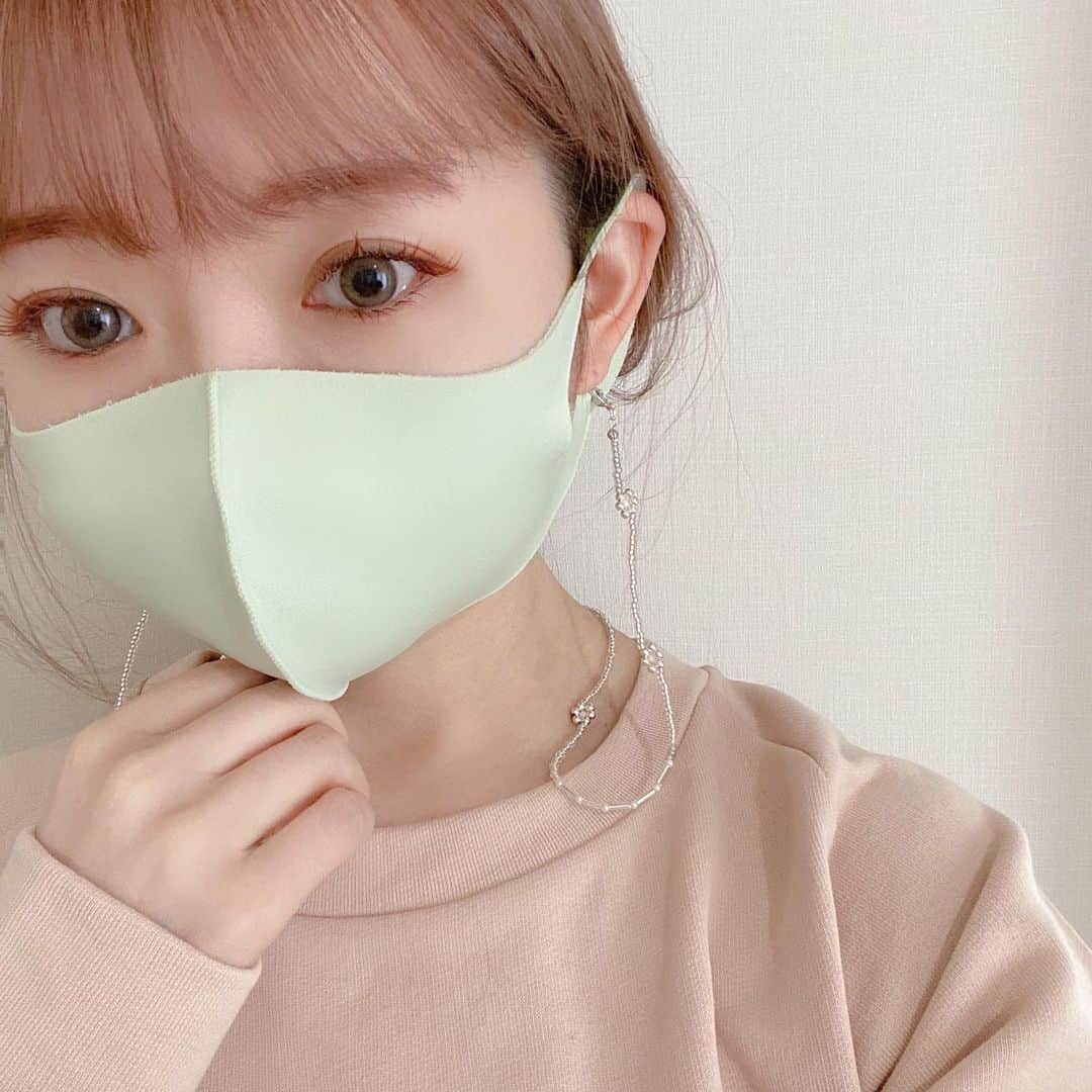 makoのインスタグラム：「* 夜中にちまちま作ったよ🍈🌷 #マスクストラップ」