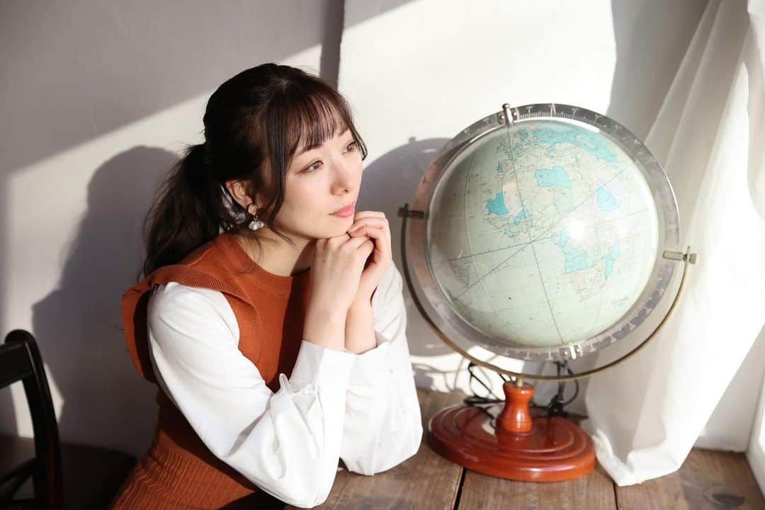 熊谷知花のインスタグラム：「地球儀と私と日差し  #ポートレート #撮影 #モデル」