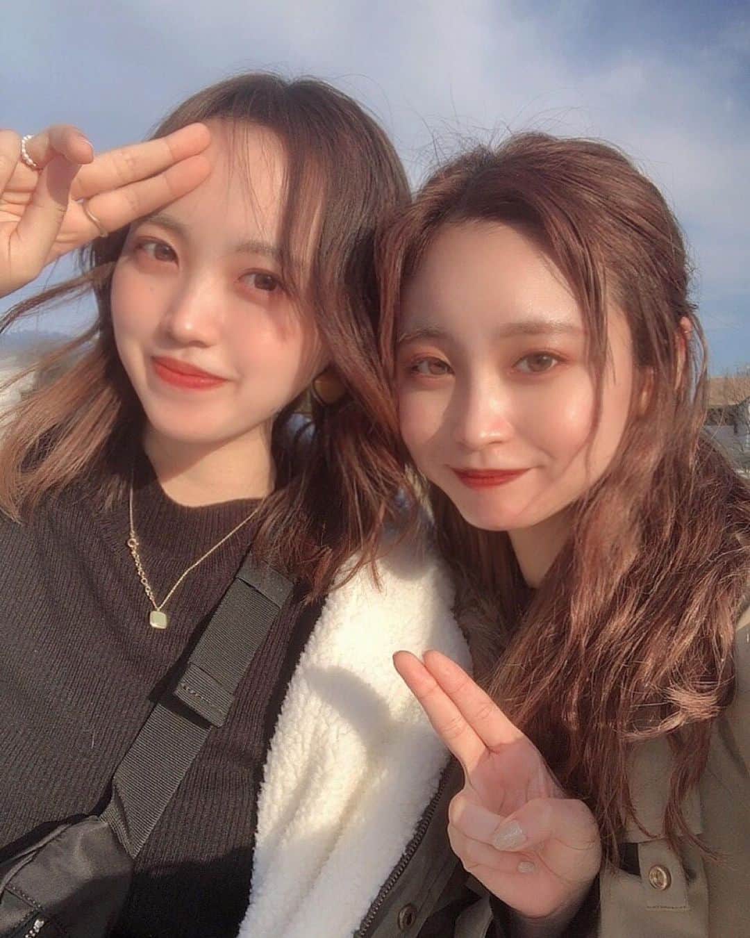 内海里来のインスタグラム：「ぴーす✌🏻#姉妹 #ピクニック #梅小路公園 #休日の過ごし方 #selfie #me #sister #instalike #lfl」
