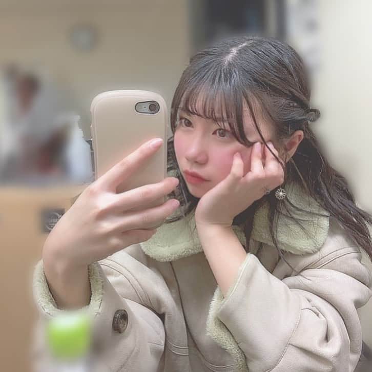 Dorothy Little Happyのインスタグラム：「鏡越し🪞♡ ・ ・ 楽屋待機ちゅう〜 ・ ・  #齋藤きらら  #鏡越し」