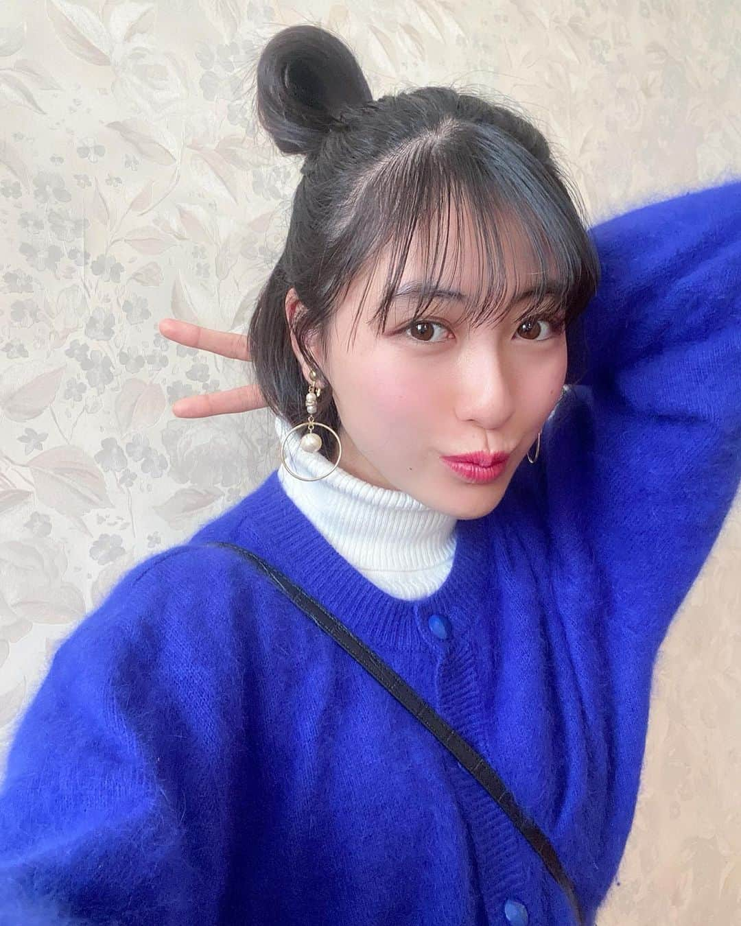 平塚麗奈さんのインスタグラム写真 - (平塚麗奈Instagram)「・ ｺﾝﾊﾞﾝﾊ！！、 皆さんいかがお過ごしですか(?)🧞‍♂️💙  私はTikTok始めてから ぽちぽち色んな動画撮ってます、~ お家にいる時間も多いですしね~、 まだまだ初心者なので おすすめとかやって欲しいもの あったら教えてほしいです、‼︎🥣  あっ、あと最近アニメ沼にハマりそうです、、 呪術廻戦の放送が日々楽しみ過ぎる、、 見てる方お話ししましょ🤤  ((( #どんなﾎﾟｰｽﾞ ⤴︎⤴︎⤴︎(?)」1月15日 20時28分 - hiratsuka_reina