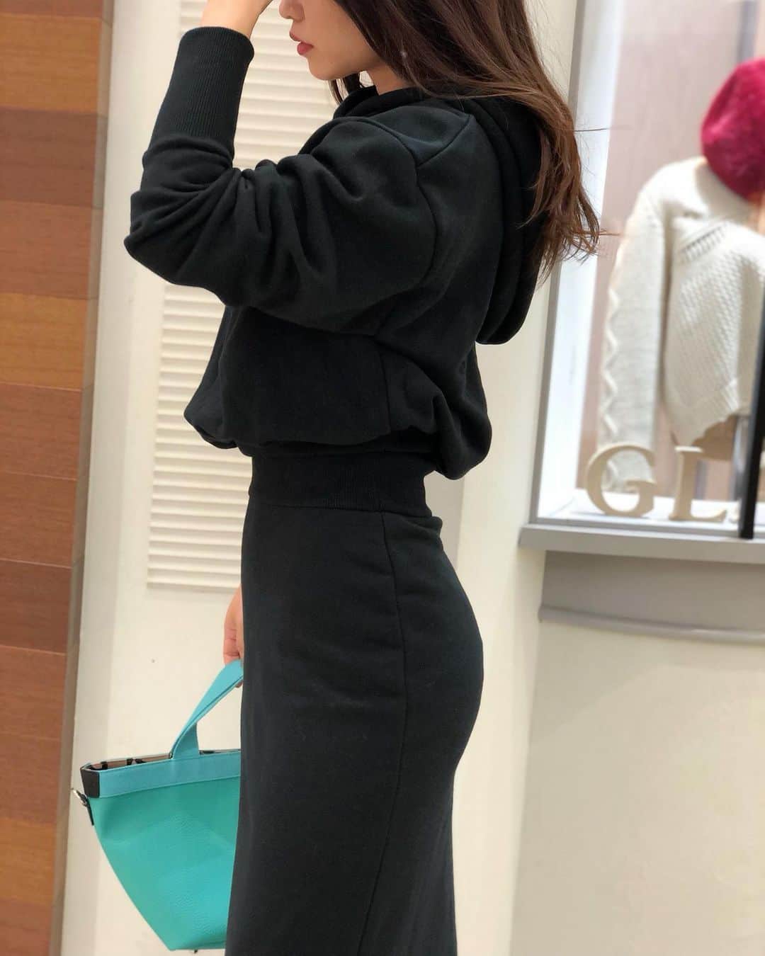 新谷美奈のインスタグラム：「.﻿ ﻿ 女らしいメリハリをメイクする﻿ パーカーワンピース🥰﻿ ﻿ トップス部分はたっぷりボリューミーに。﻿ ウエストは太めのリブでキュッと締めて。﻿ その緩急のおかげで見違えるほどスタイルUP！﻿ 腰からヒップにかけたS字カーブを﻿ 美しく魅せてくれるところが﻿ 個人的にツボ💯🥰❤ 片方だけ入った大胆なスリットも 脚をスラリと細く見せてくれます☺️  ﻿ Nina mew﻿ one-piece ¥26,000+tax﻿ bag ¥9,200+tax﻿ sneaker ¥28,000+tax﻿ _______________________________________﻿ 本日15日(金)は﻿ ✔︎ゆめポイント5倍！﻿ ✔︎ギャザーポイント2倍！﻿ 皆様のご来店お待ちしております☺️﻿ ﻿ @ninamew_official#Ninamew#ニーナミュウ#ゆめタウン#ゆめタウン佐賀#セレクトショップ#selectshop」