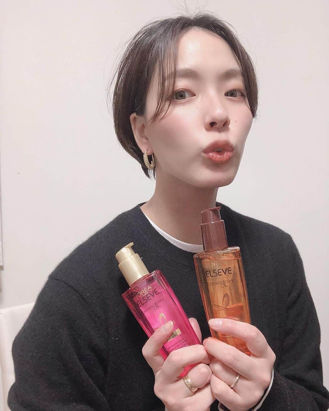 のインスタグラム：「: #haircare . . ショートにしてから ヘアケアしっかりするようになりました💛 パサパサボサボサじゃ 男の子みたいになっちゃうから🙋🏻‍♀️  むしろ最近の男の子って 美意識高くて 肌も髪もツヤツヤだよね…… 見習わなきゃ🥺w  最近は #ロレアルパリヘアオイル の 2種類を✌️  ☑︎ エクストラオーデュナリーオイルエクストラリッチフィニッシュ (brown)  タオルドライ後に🛁 うねりやダメージを集中ケアしてくれるタイプ 濃密なオイルが 髪の毛1本1本を包み込んでくれる感じ🥺 しっとり潤いまとまります🙆🏻‍♀️  ︎︎︎︎︎︎☑︎ エクストラオーデュナリーオイルエクラアンぺリアル 艶髪オイル (pink)  スタイリングの後に‪✂︎‬ ローズの香りがふわっと優しく香る🥀 毛先まで ツヤツヤに仕上がるよ✨  こんなご時世で 気軽にショッピングにも行けないから ドラスト購入出来るのが嬉しい🙆🏻‍♀️❤️ . . . @lorealparis  #ロレアルパリ #ヘアオイル #ロレアルパリヘアオイル #エクストラオーディナリーオイル #エルセーヴ #ヘアケア #エクラアンぺリアル艶髪オイル #エクストラリッチフィニッシュ #lorealparis #loreal #loréalparis」