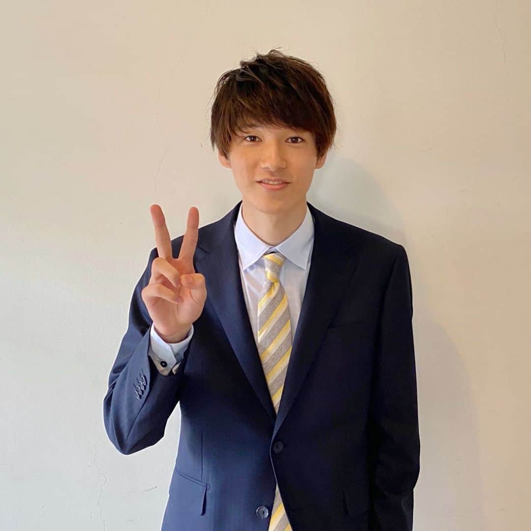 高橋璃央のインスタグラム：「洋服の青山TVCM  青山探偵事務所 『第2話:入学式に潜入せよ!』篇　に出させていただいてます。👔  YouTubeにものってるので是非！！！  スーツがカッコよく思える歳になりました笑 今のスーツの多機能性にビックリです！  #洋服の青山  #洋服の青山フレッシャーズ  #洋服の青山cm」