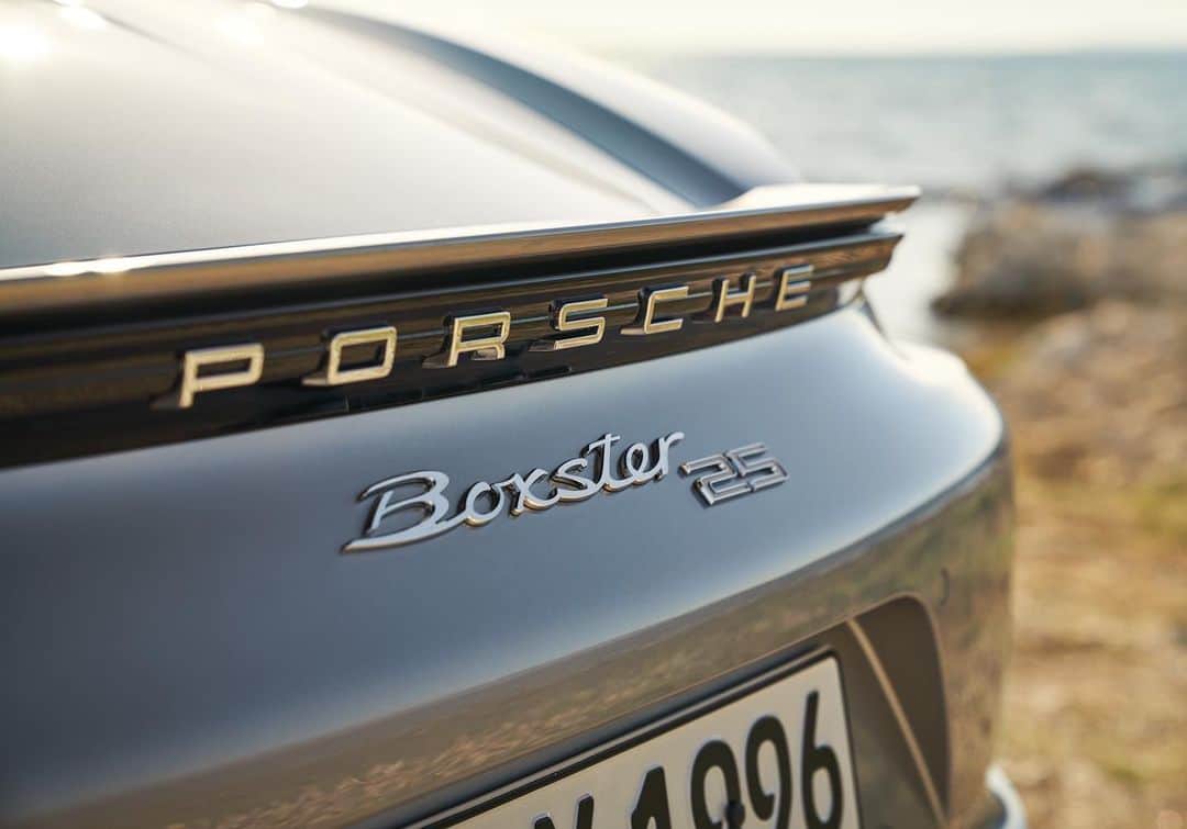 Porsche Japanさんのインスタグラム写真 - (Porsche JapanInstagram)「デビュー25周年を祝う、スペシャルアニバーサリーモデル「ボクスター 25 イヤーズ」が予約受注受付中。   全世界で1,250台限定となるこの特別なモデルは、1993年のデトロイトモーターショーで登場した「ボクスター コンセプトカー」から数多くのデザイン特徴を引き継いでいます。   詳しくはポルシェジャパン公式サイトをチェック。   #ポルシェ #ボクスター #25周年 #世界限定1250台 #400PS #4リッター #自然吸気 #水平対向6気筒 #6速マニュアル #7速PDK」1月15日 20時21分 - porsche_japan