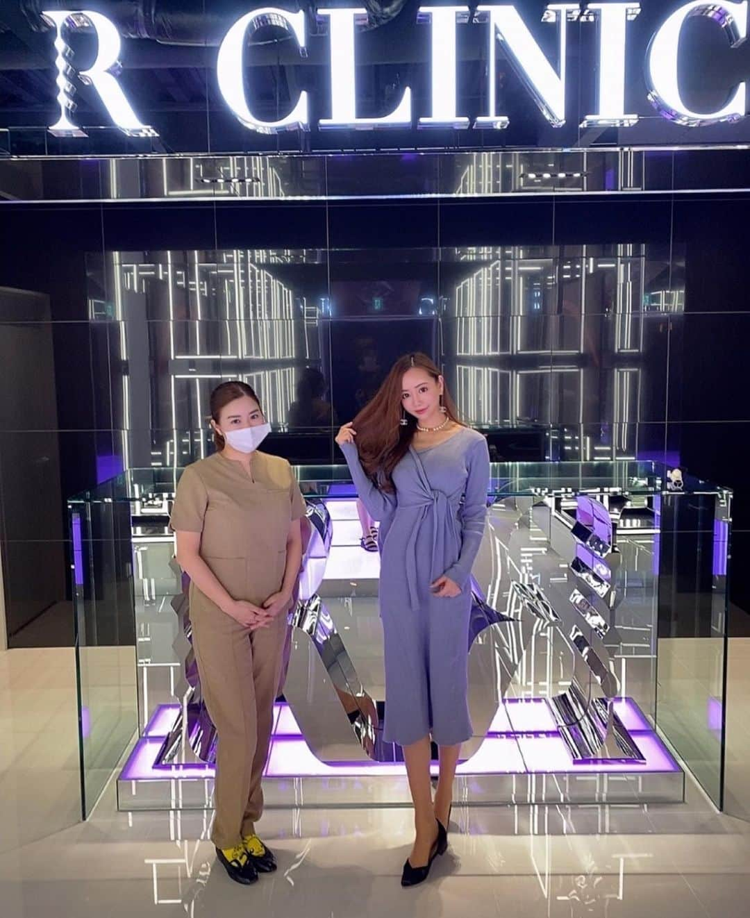 小松崎真理さんのインスタグラム写真 - (小松崎真理Instagram)「gym❤︎ ・ ・ ・ ・ @r_beauty.clinic でハイドロピーリングとイオン導入やってきたよ ~❤︎ 担当は 富田先生 @dr.risakotomita  水の力で優しいピーリング❤︎ 肌が弱い方にもおすすめ♪  #gym#gymgirl#ジム#ジム女子#ジムウェア#gymwear#赤坂#beyond#筋トレ#筋トレ女子 #RBeautyClinic #りぃ先生 #美容外科 #りぃ先生 #富田莉沙子 #美容外科 #新時代の美容 #美容マニア #モデル #小顔先生 #銀座 #美容 #アールビューティクリニック #ピーリング#Rのスキンケア #Rの本気の肌改造計画 #ハイドロピーリング #イオン導入」1月15日 20時24分 - xs2.mari.s2x