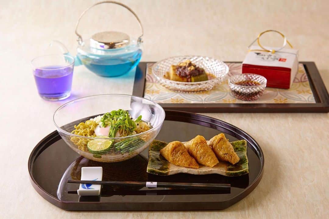 THE WESTIN TOKYO | ウェスティンホテル東京さんのインスタグラム写真 - (THE WESTIN TOKYO | ウェスティンホテル東京Instagram)「「タイ王国」の食材をつかったお料理でエキゾチックなひとときを楽しみませんか？　 美容と健康への関心が高く、その食文化にも「Healthy & Beauty Foods」の精神が広く根付いている「健康と美の国　タイ王国」🇹🇭  ウェスティンホテル東京を代表するレストランのシェフが、タイのスパイスやハーブ、野菜や果物などの食材を用い、大胆にアレンジした味わい深く香り豊かなタイ料理。この機会にぜひお楽しみください✨  詳細はプロフィールのリンクより🔗  The Kingdom of Thailand is renowned for its hearty and flavorful cuisine🇹🇭  Embark on a gastronomic trip to Thailand with our "Thailand Health & Beauty Foods Month" this Febuary and treat yourself to a delectable lineup of exclusive menus created by our star chefs at The Westin Tokyo, all crafted with wholesome Thai ingredients with a focus on healthy dining✨  More details via our bio link🔗  #ウェスティンホテル東京 #ホテル #東京 #タイ #タイ料理 #タイ食材 #日本料理 #広東料理 #中華料理 #ウェスティン東京 #WestinTokyo #hotel #Cantonesefood #Chineserestaurant #cantonesecuisine #chinesefood #thewestintokyo #hotellife #Japanesefood #Thaifood #Thaicuisine #ライスベリー #Riceberries #ButterflyPea #バタフライピー #バタフライピードリンク #ButterflyPeaDrink」1月15日 20時25分 - westintokyo