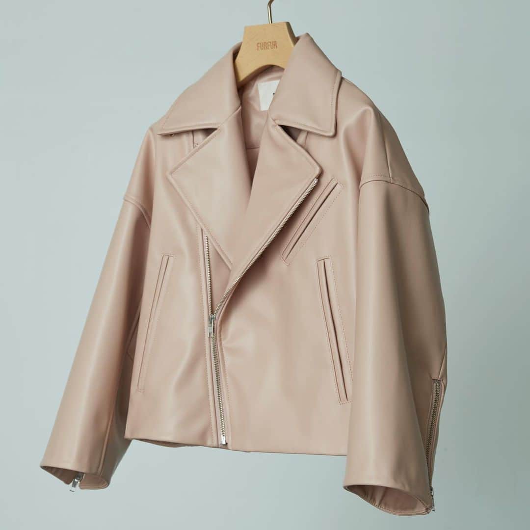 ファーファーのインスタグラム：「【NEW IN】  袖や見頃のパターン切り替えで、 立体的な丸みのあるシルエットを表現した エコレザーのライダースジャケット。  すっきりとしたデザインなのに 着ると表情の出る一枚は 今すぐから春先に活躍すること間違いなし。  jacket ¥33,000＋tax  ＊オンラインでは完売しておりますが、 店舗にはご用意がございます。  - SHOP INFOMATION -  2BUY10%OFFキャンペーン 期間：1/9(土)～1/17(日) 実施店舗：ルミネエスト新宿、ラフォーレ原宿、 渋谷パルコ、西武池袋本店 SEIBU BEONE、 ジェイアール名古屋タカシマヤ、グランフロント大阪、 心斎橋OPA、FUKUYA ADDICT  ※ラフォーレ原宿店は1/24(日)まで開催いたします ※名古屋タカシマヤ店は一部除外品がございます  また下記期間中、ショップにて5000円以上のお買い物で、 代引き配送料無料キャンペーンも開催しております。  代引き配送料無料キャンペーン 期間：1/9（土）～2月末 対象条件：ショップにて5000円以上ご購入の場合 実施店舗：ルミネエスト新宿、ラフォーレ原宿、 渋谷パルコ、心斎橋OPA  ぜひこの機会をお見逃しなく。  @furfur_official @furfur_official_staff  #FURFUR #ファーファー」