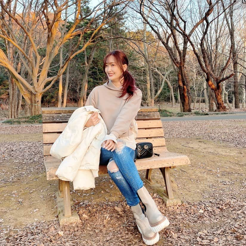 佐達ももこさんのインスタグラム写真 - (佐達ももこInstagram)「🤎👢🥨  tops @laymee_official  denim @rosebud_official_  boots @stellamccartney  bag @gucci   すっかり落ち葉な公園でした🍁  ステラのブーツがどろんこになった🙃  #ootd#outfit#coordinate#fashion#winter#winterfashion#snood #今日のコーデ#コーディネート#stellamccartney#ステラマッカートニー」1月15日 20時37分 - sadamomodayo