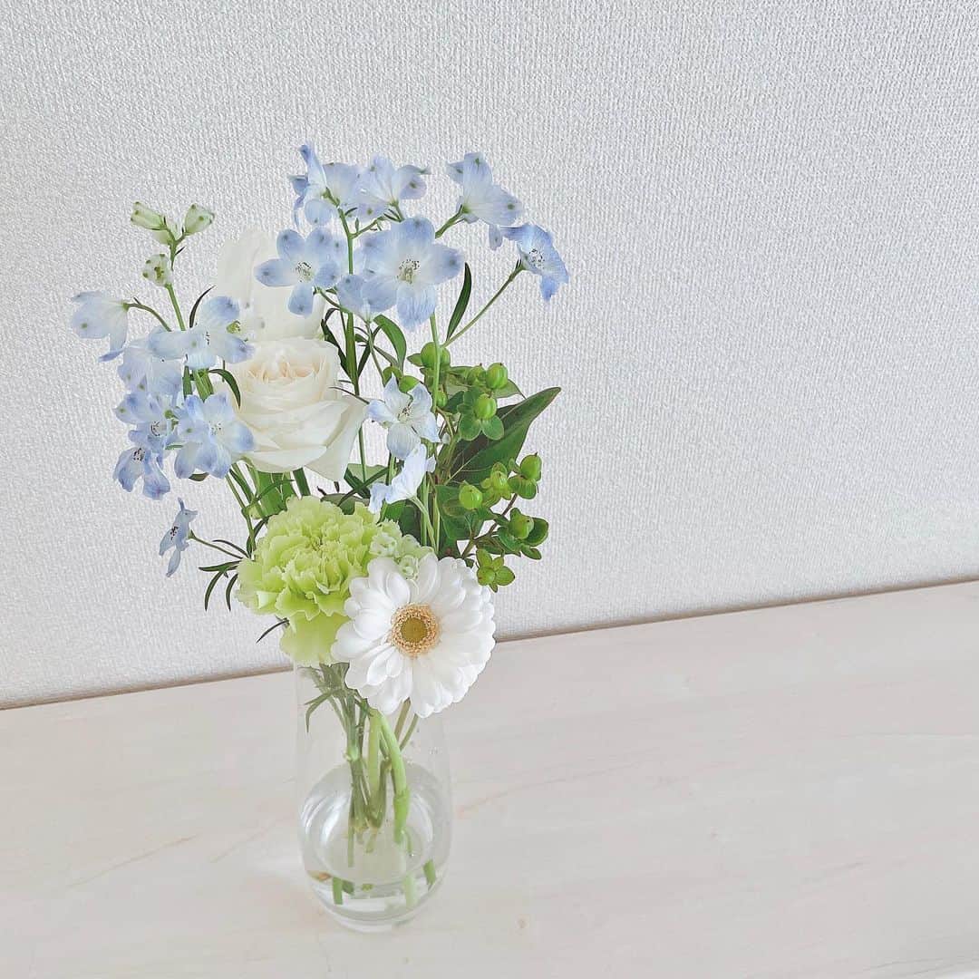のインスタグラム：「* #デルフィニウム が大好き🤍 大好きな淡い水色…☺️  #お花のある暮らし  #花のある暮らし  #花のある生活  #お花好き  #お花が大好き  #生花 #切り花  #お花が長持ちしますように  #ななばな」