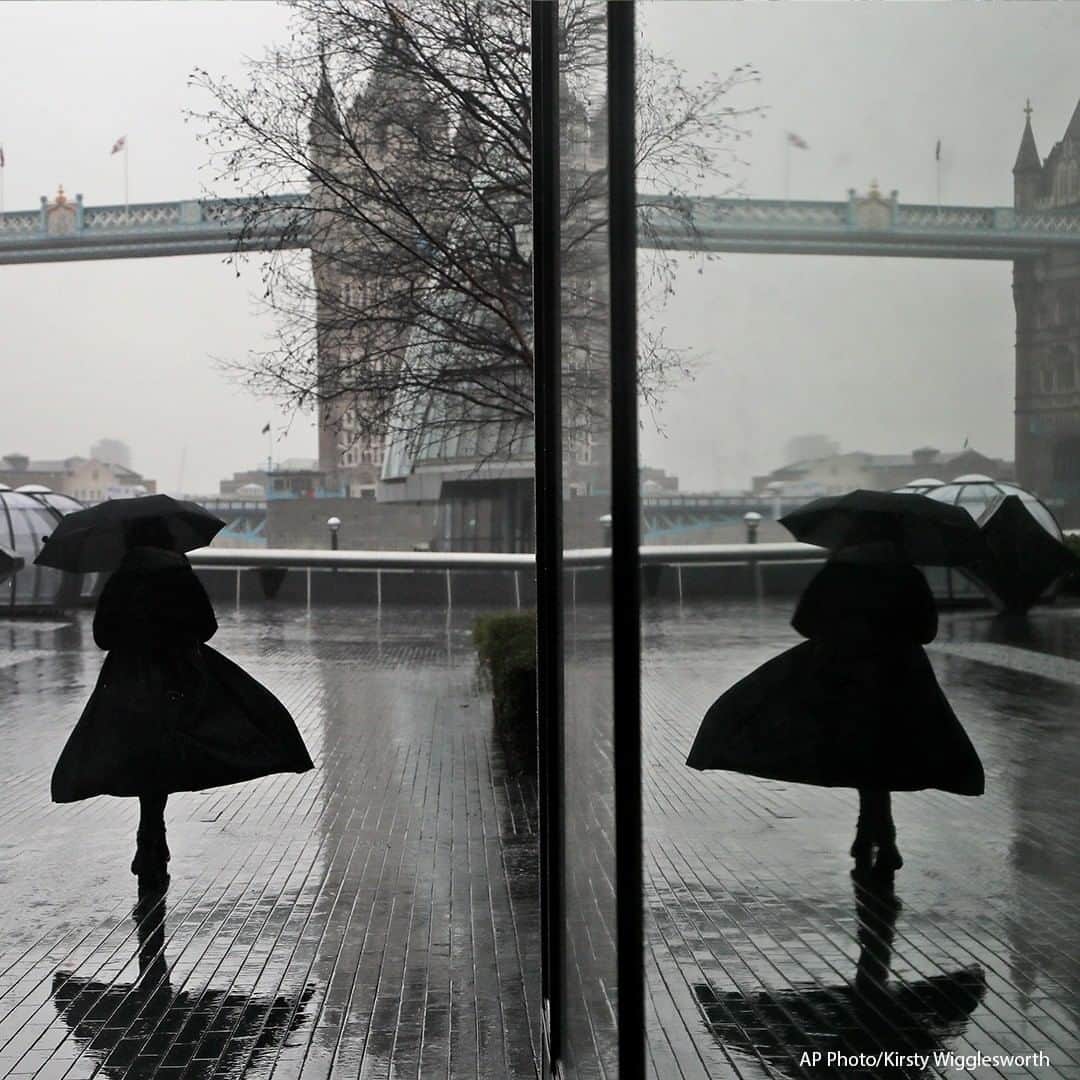 ABC Newsさんのインスタグラム写真 - (ABC NewsInstagram)「A woman is reflected in a window as she braves wind and rain while walking towards Tower Bridge in London, during England's third national lockdown to curb the spread of coronavirus. #london #england #towerbridge」1月15日 20時30分 - abcnews