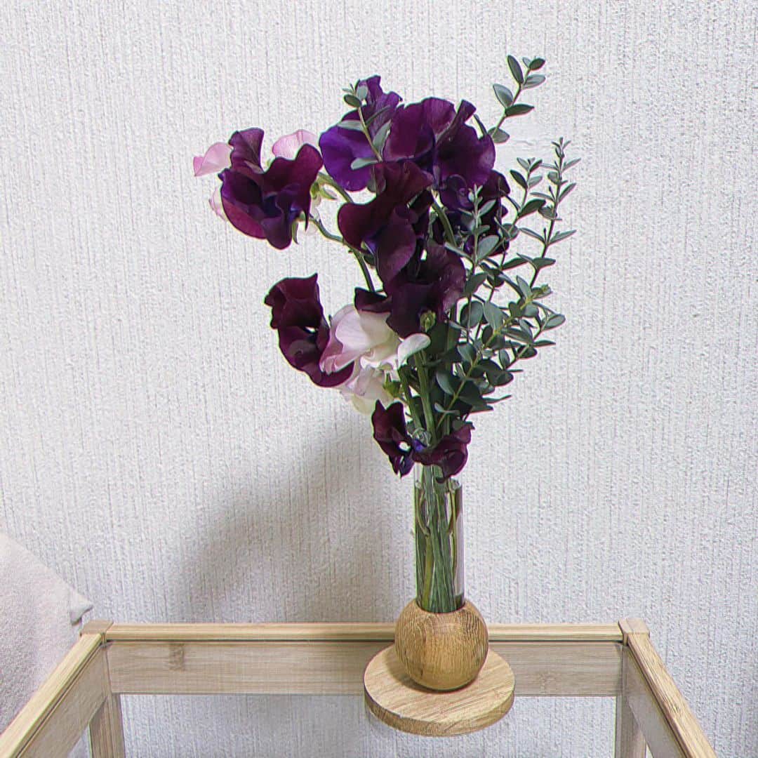 鈴木芳奈のインスタグラム：「撮影帰りにお花を買って帰宅〜 ついこの間もお友達にお花をプレゼントして、、、なんだかすっかり大人だなぁ☺︎ キャストの皆様、スタッフの皆様、お疲れ様でしたぁ」