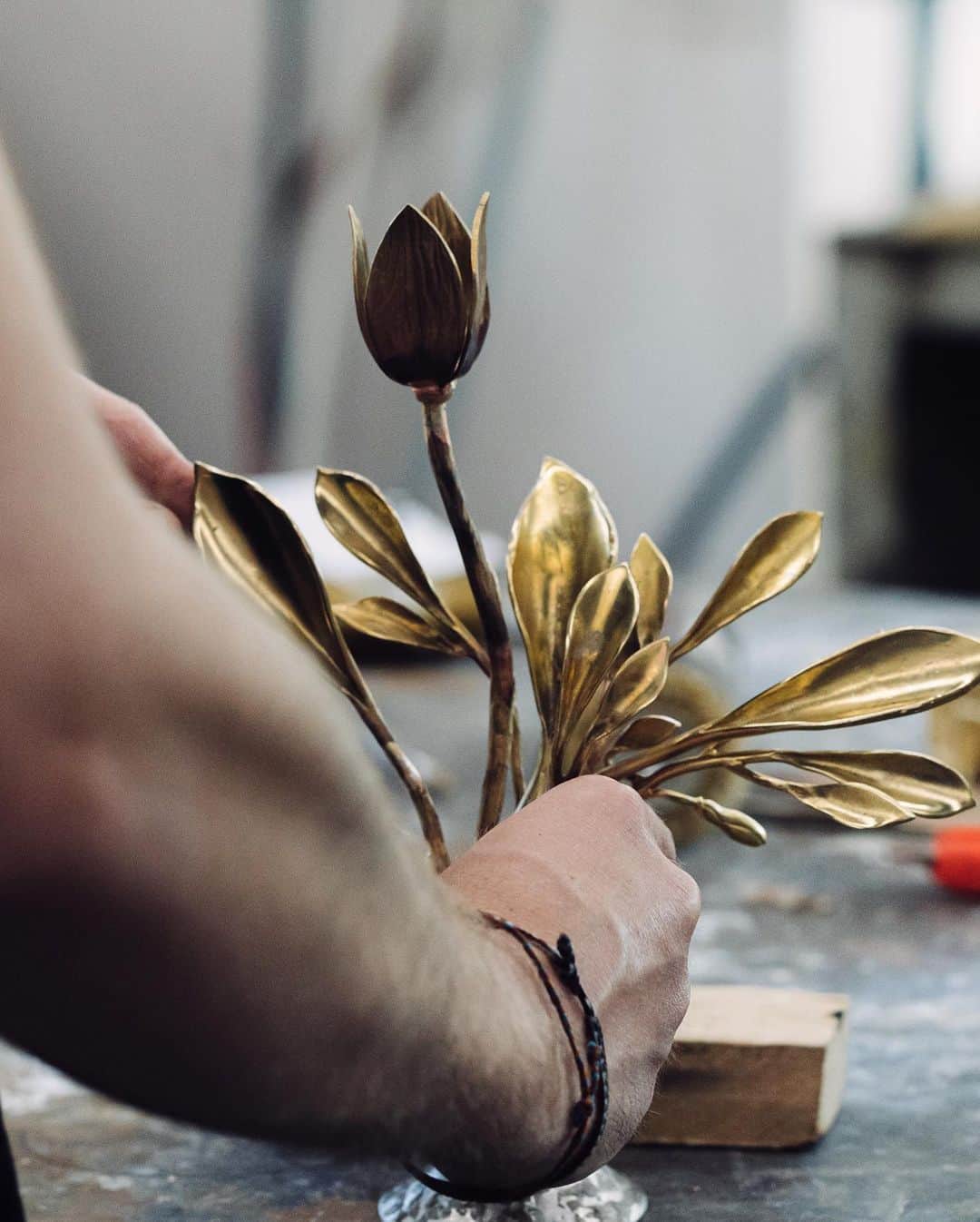 グーセンス パリのインスタグラム：「A few glimpses of the making of our FOLIAGE candelabrums. . . 📷 by @alix.marnat」