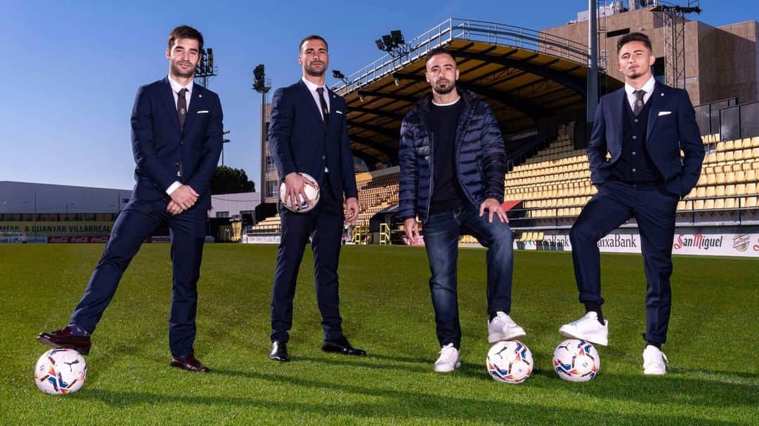 ビジャレアルCFのインスタグラム：「#VillarrealTV 📺  El #Villarreal más elegante gracias a @sseinse y @vips_jeans.   ¡Impecables 👔👏! .  #VillarrealTV 📺  An elegant Villarreal, thanks to @sseinse and @vips_jeans.  Looking good 👔👏! . #Villarreal #futbol #football #soccer #laliga」