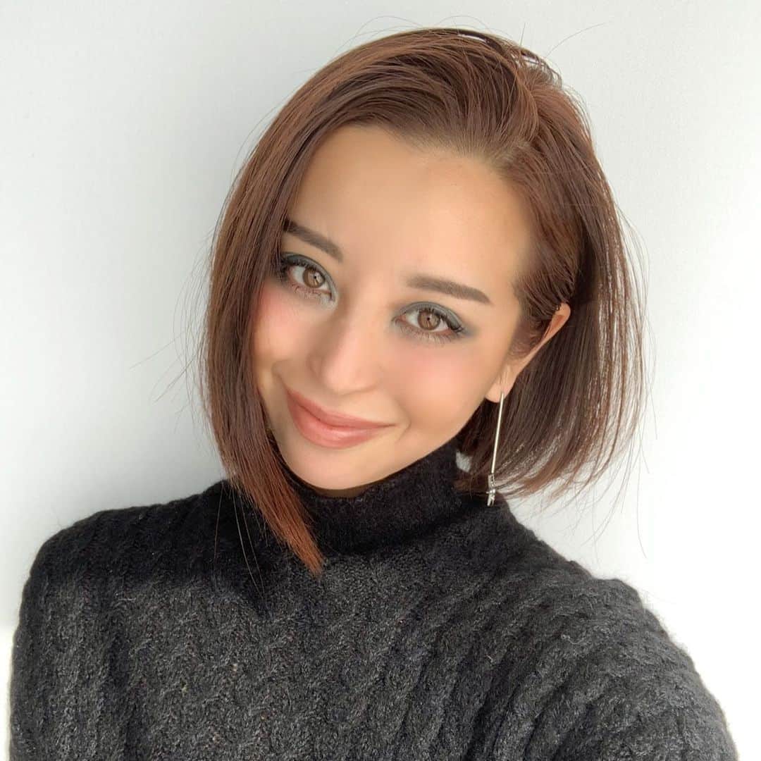 PINKYのインスタグラム：「2021 New hair💫  約1年ぶりにバッサリと散髪しました💇🏻‍♀️  前下がりのボブスタイルも、 ピンクブラウンのカラーもすごくお気に入り💗  しかし1年でこんなに伸びるとは… (before swipe3枚目→after2枚目)  @grayz_osaka @toyo0411 さん、いつもありがとうございます🙏💈🌟  ・・・  #love #happy  #family #mamalife #newhair #grayzosaka」