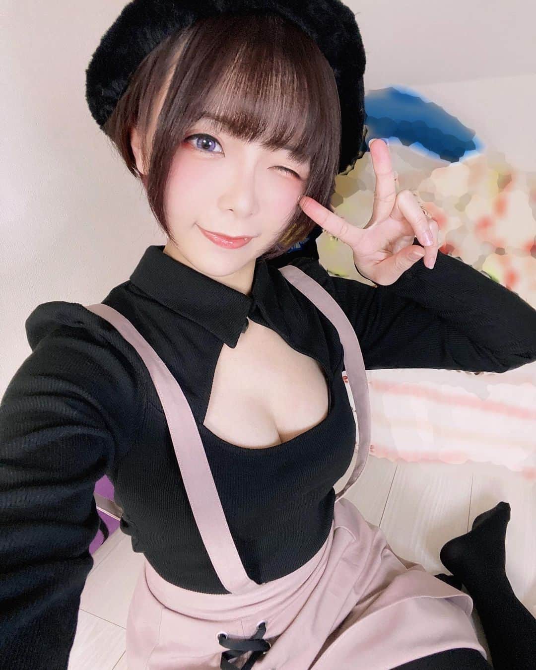 小桃のインスタグラム：「《未來戰》下載連結！⬇️  https://pse.is/3bbm2a 吶，如果你們是公司老闆，會請我當什麼部門的員工呢？ 我覺得我能當個負責吃吃睡睡的公司寵物喔哈哈哈！🥺🤣🤣🤣  比起我，在《未來戰》裡大家都可以僱用到超級厲害的角色喔！！✨ 除了一群美少女外，還有美少年啊呵呵呵！A_A❤️ 角色還附帶超高質的LIVE 2D建模！必殺技出招動畫也是超級華華麗麗的！！！  身為老闆的大家還能為員工們調薪， 大家也快來《未來戰》當個良心老闆吧！☺️  明晚香港時間晚上8點，我也會來直播一下《未來戰》，跟大家一起當老闆！😘 記得來陪我一起開員工招募會呀！ww 直播時間：1/16 20:00 (GMT+8) (JPT 21:00)  #未來戰 #美腿戰 #動漫RPG」