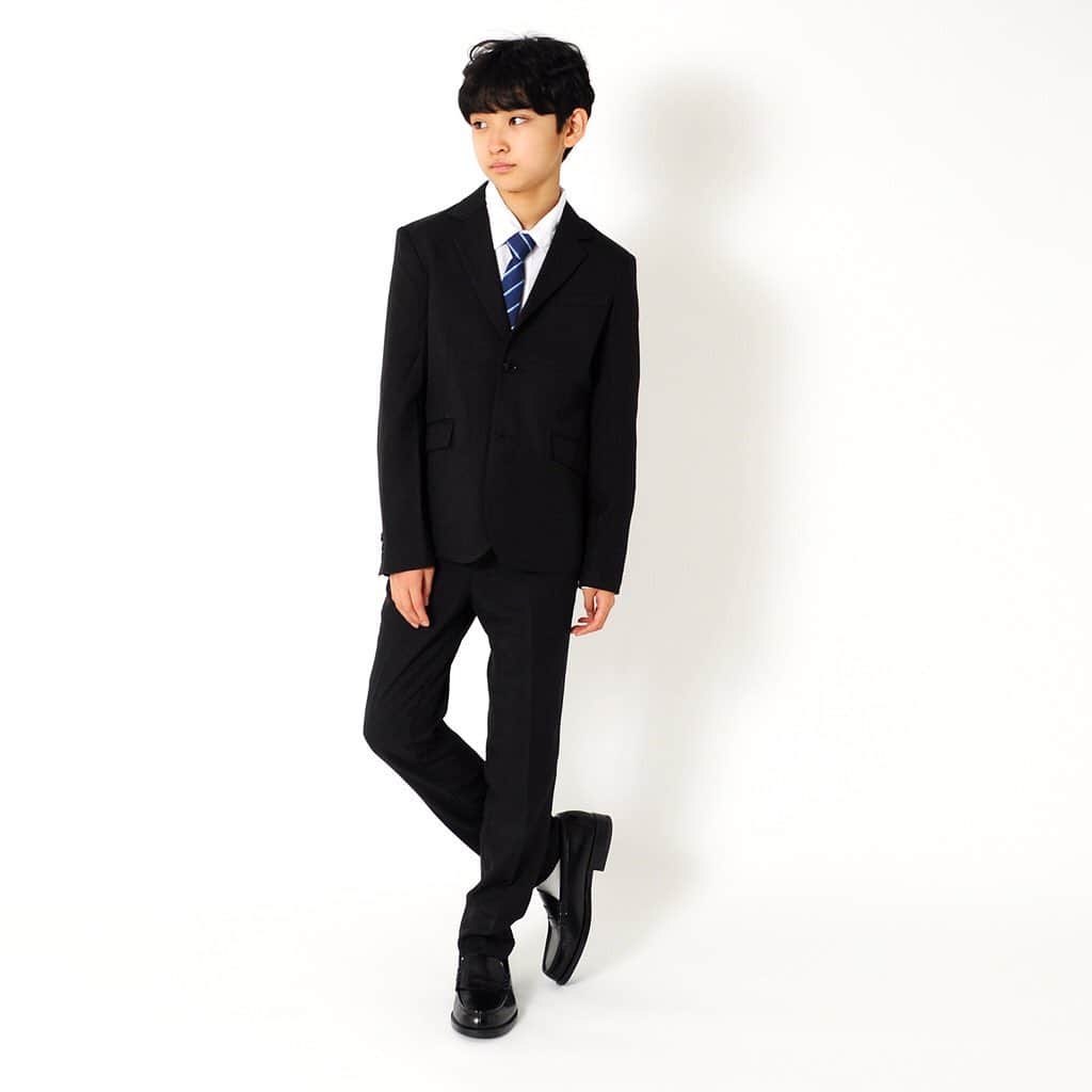 GLAZOSのインスタグラム：「. #formal recommended styling 1月、そろそろフォーマル準備はいかがですか。 . 今年は例年のような#卒業式 や#入学式 になるのか分かりづらい… でもお子様にとっては一生に一度の節目のイベントでもあります。 . 本来のような式典が行われるかわかりませんが、 ブラックスーツを用意しておいて 卒業式や冠婚葬祭イベント以外にも使えるような シーンに合わせて着こなしが楽しめるようスタイリングしました。 . セットアップはもちろん テーラードジャケットに合わせて、 またスラックスパンツに合わせたコーデなど GLAZOSらしいコーデを用意しました。 . ぜひサイトのほうチェックしてみてください～ . . . #glazos #kidsootd #kidsfashion #kidscoordinate #kidsfashion #kids #mensfashion #mensstyle #boy #おそろいコーデ #兄弟 #小学生コーデ #小学生男子 #おでかけコーデ #中学生男子 #小5 #小6 #キッズファッション #男の子ママ #男子 #小学生 #新作 #formal」