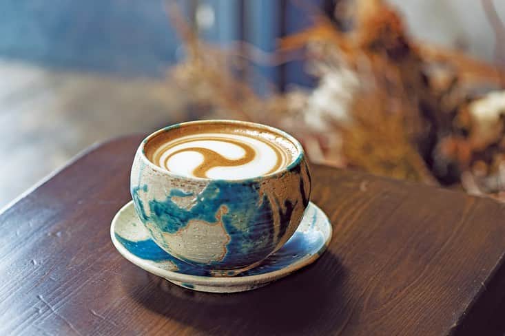 &Premium [&Premium] magazine.さんのインスタグラム写真 - (&Premium [&Premium] magazine.Instagram)「最新号「おいしいコーヒーライフ」発売中です。 那覇から新しいコーヒー文化を発信する『ロッカン コーヒー クリエイターズ』。古くから続く商店街にあって、ブルーの外観が目印。（→p.90） photo : G-KEN #andpremium #アンドプレミアム #おいしいコーヒーライフ #lifewithgoodcoffee #coffee #cafe #珈琲 #ロッカンコーヒークリエイターズ #rokkancoffeecreators #スペシャルティコーヒー #沖縄カフェ」1月15日 20時38分 - and_premium