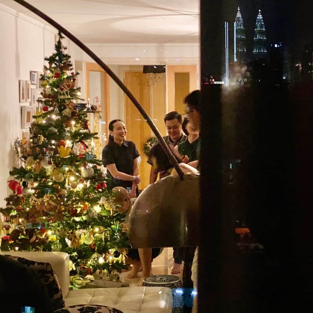のインスタグラム：「Photo by @iantehphotography / Faces are happy and animated in the silence of the warm, sultry night as I turn back to watch after taking in the balcony view. It's a small celebration on the eve of Christmas in Kuala Lumpur, while reflected against the windowpane are the iconic Petronas Twin Towers. The days leading up to the end-of-year festivities has seen a rise in COVID cases in Malaysia. I’ll keep my fingers and toes crossed for a new and improved year for the planet in 2021. Follow me on @iantehphotography for more slices of life from around the world. #xmas #kualalumpur #malaysia #covidtimes」