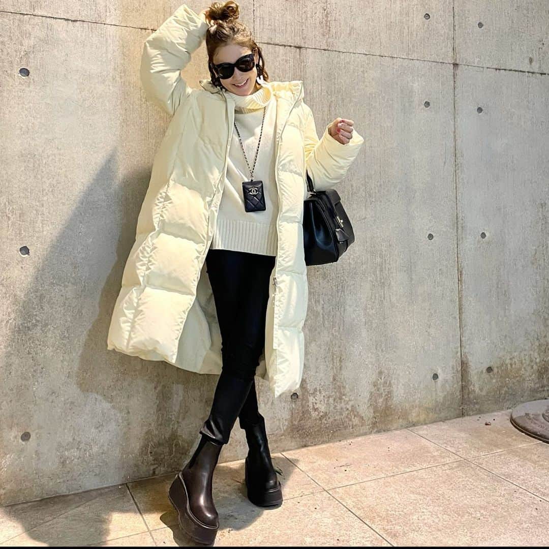 kiyomi medeirosさんのインスタグラム写真 - (kiyomi medeirosInstagram)「最近はスーパーにお買い物か、たまにお仕事に行くことしかないけれど😌🌿 やっぱり好きなお洋服は元気がでるね😊✨✨  coat…#jilsander  knit…#OBLI pants…#ragandbone  boots…#valentino  bag…#celine cardcase…#chanel sunglass…#celine   #モノトーン#モノトーンコーディネート#シンプル#シンプルコーディネート」1月15日 20時39分 - kiyomimedeiros