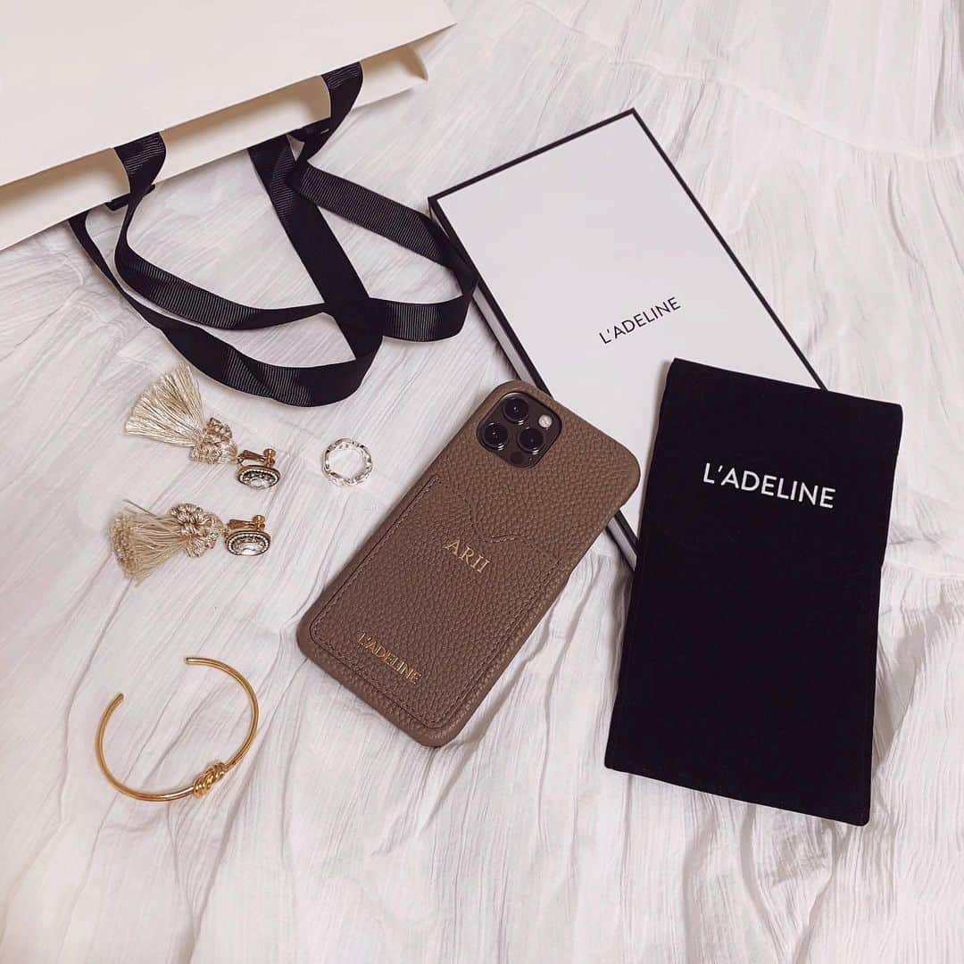 のインスタグラム：「数日前にiPhone12Proデビュー🥰🤍  画質めっちゃ綺麗やし XSにはなかった広角カメラあるのが嬉しい🤗 インカメしてもどこにいるのか しっかり背景が映るの最高👏  iPhoneケースは以前XSのときから 愛用してた @ladeline_official で カードケース付きの方を新調したよ🤎 前回はグレージュ使ってたので今回はオリーブ❤︎ こうゆうくすみベージュとか ブラウンっぽい色に弱い私🤤♡  手帳型じゃなくても ICカードやクレジットが入るのは ほんまに便利やしポケット可愛い🥺👍  ."あなたより美しいブランドはない"という コンセプトのラデリンヌ。 好きな名前やイニシャル、数字など彫刻できるので 特別感あるしおすすめです💫  10%のクーポン " arii "を 2月末までの期間限定で発行していただいたので もし気になる方がいたら使ってね♡ . . #ラデリンヌ#LADELINE#iPhoneケース#グレージュ#置き画#セリーヌ#ノットブレス#アクセサリー#iphone12pro#iPhone12#iphonecase」