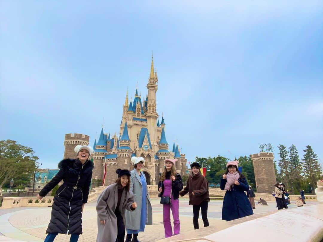 彩波けいとのインスタグラム：「・ 幼稚園の頃から一緒だった 幼なじみ6人組で初Disney🐭❤️ ・ 2歳から習ってたダンススタジオで ずっと一緒にやってた仲間🥳 ・ いつか6人でDisney行けたら… ってずっと言ってた夢が 10年越しに叶いました🙆‍♀️✨ ・ #disney #disneyland #tokyodisneyland #ディズニー #ディズニーランド #幼なじみ #khd6 #木下久本ダンススタジオ」