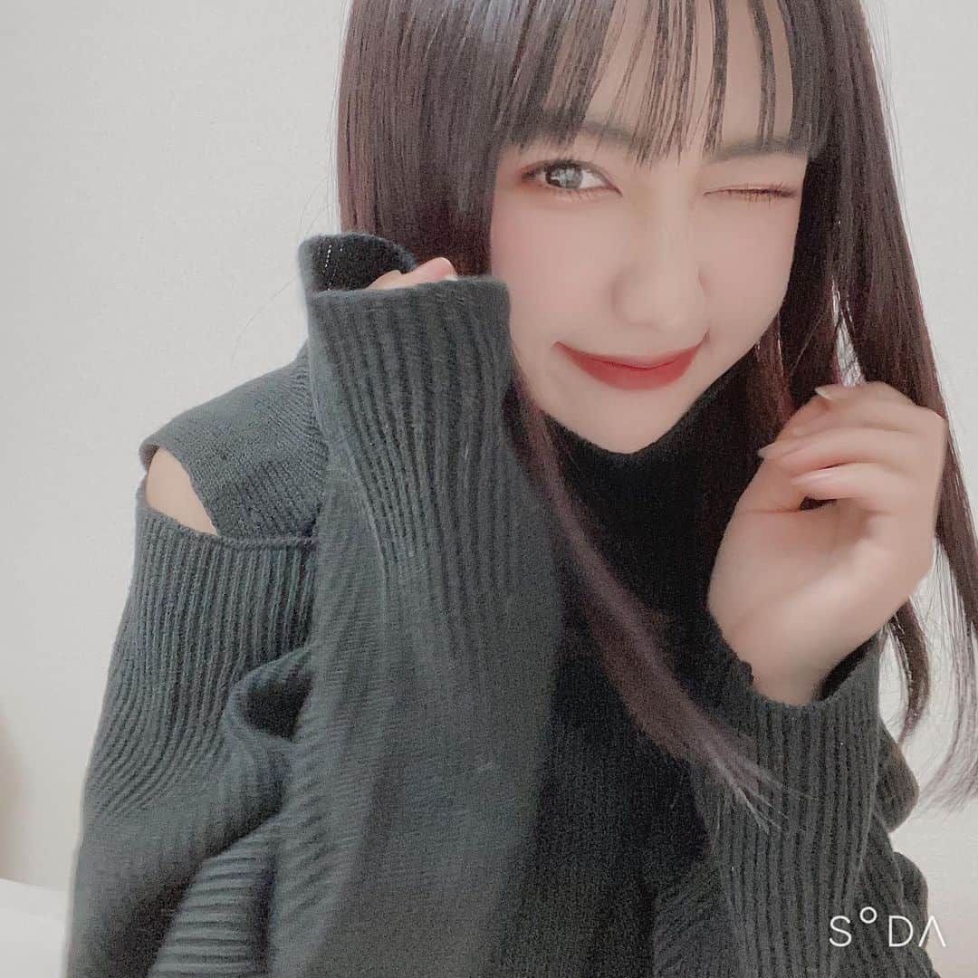 河崎みーなのインスタグラム：「SODAで可愛いフィルター見つけたから久しぶりにセルカ撮ってみた💕  何枚目が好きかコメントくれたら嬉しいなり🐮💭 . .」
