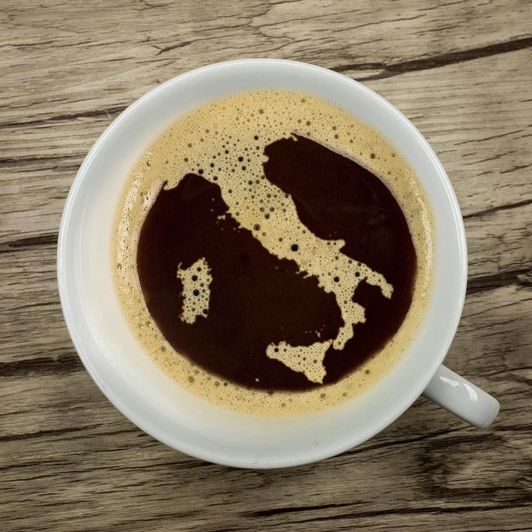 De'Longhi Sverigeのインスタグラム：「Italien, espressons födelseplats! ☕️ Vårt italienska arv innebär att vi förstår vikten av att skapa riktigt gott kaffe och att bra kaffe kommer från bönor av högsta kvalietet 💙  #delonghi #seriousaboutcoffee #kaffekärlek #coffeelove」