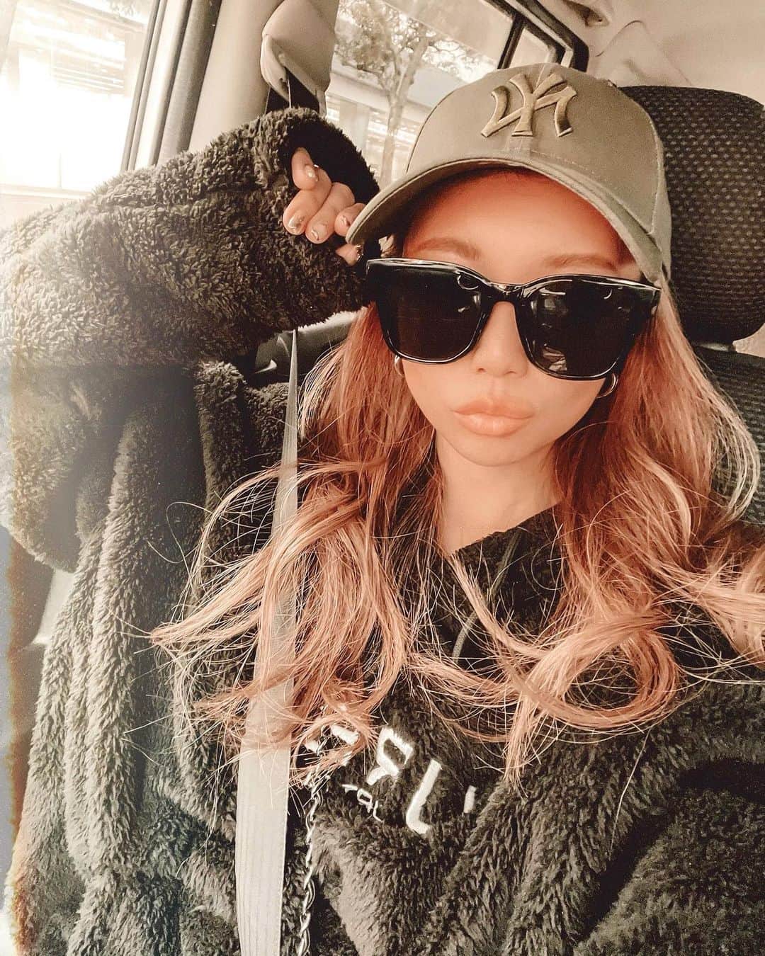 ✷kana✷のインスタグラム：「+++ . . CAP @2884k  sunglasses @flex_japan  . めっちゃ形いいいーーー 🆕サングラスだけど、わたしこれ 果たして似合ってる？笑 確実に小顔にはなる！♡ 久々のneweraキャップはカーキをget♡ ↑のSHOPで！ 9forty型崩れしないしだいすき！ . #休日」