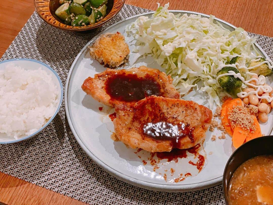 英玲奈のインスタグラム：「#今日の晩御飯 #ポークソテー #ワンプレートで簡単に  #ていねいな暮らし #季節を感じる暮らし#からだにいいこと#料理 #からだにやさしいごはん #おうちごはん#夫の健康守りたい#10年後の健康の為に#無添加#無化調#オーガニック#低gi #美腸活#趣味生活#料理家#erenakitchen」