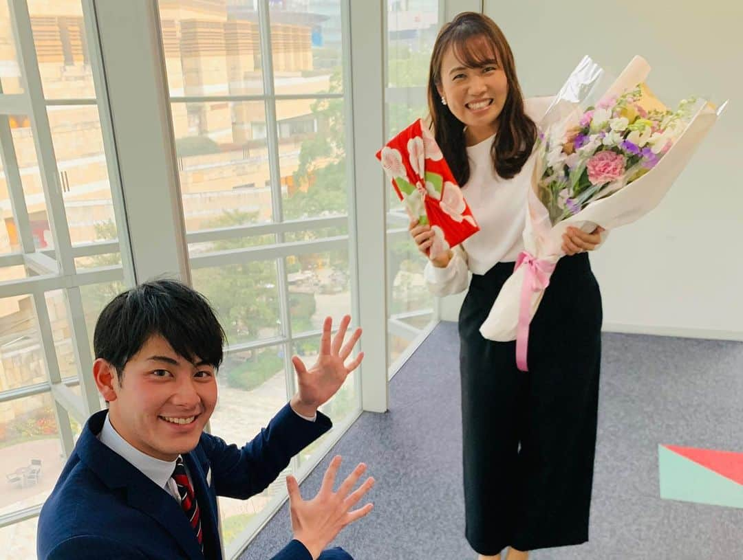 草薙和輝のインスタグラム：「． 【㊗️平野早矢香さんご結婚🎉】  さて、今朝の放送でもお伝えしましたが、、 グッド！モーニングのスポーツコメンテーター、 平野早矢香さんが、ご結婚を発表されました！！  ロンドンオリンピックでは、 卓球では日本初となる、メダルを獲得🏓  かつては、 〝卓球の鬼〟 と呼ばれていた平野さん。  しかし、その素顔はまさに正反対なんです。 毎週、明るく陽気な平野さんにお会いし、 楽しく色々なお話しをして、 私もスタッフも、 いつも元気をいただいています☀️  人生の〝相棒〟となる、 旦那様と末永くお幸せに！  平野さん、本当におめでとうございます☺️  #グッドモーニング #平野早矢香 さん #結婚 #卓球 #テレビ朝日 #新井恵理那 #島本真衣 #安藤萌々#草薙和輝」