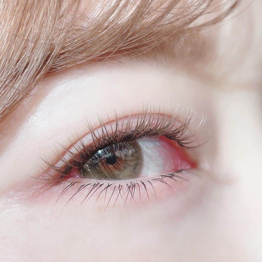 MANAE【Violet】さんのインスタグラム写真 - (MANAE【Violet】Instagram)「eyelash . @keeei.violet  . 上まつ毛は私の持ち込みなのでまだvioletでは取扱いがないのですが、 下まつ毛だけでもできますよ❤️ . コンタクトは変わらずペールミラージュ . 下まつげつけるとメイクしなくてもナンクルナイサ〜💕ってなってしまうよね😂笑 、 次の休みで透明コンタクトを買ってくる🙋‍♀️裸眼メイクしてみるよ🤍 . #まつ毛エクステンション　#マツエク　#まつ毛　#まつ育　#フラットマットラッシュ　#eyelash #美容師　#美容室violet」1月15日 20時47分 - manae_violet