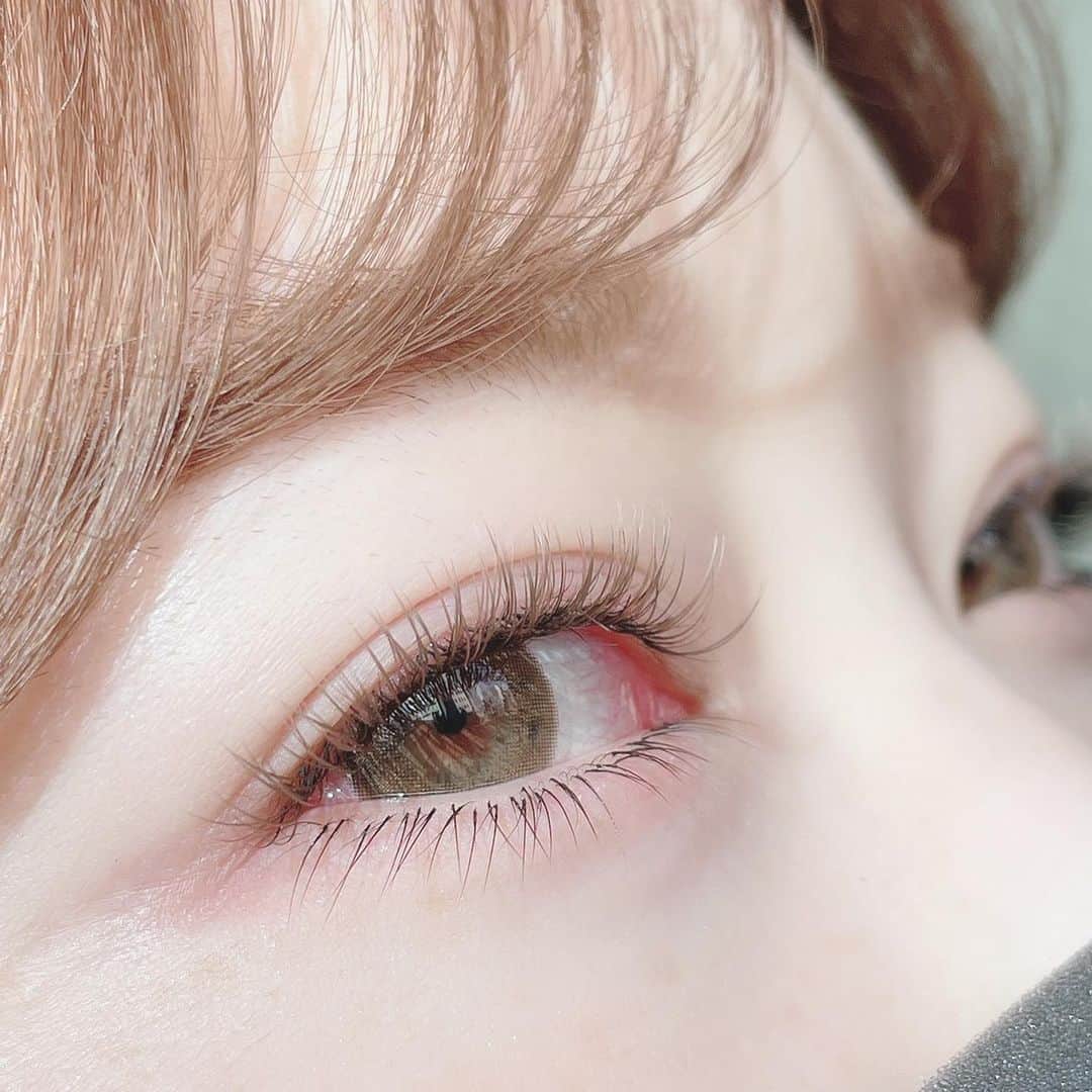 MANAE【Violet】さんのインスタグラム写真 - (MANAE【Violet】Instagram)「eyelash . @keeei.violet  . 上まつ毛は私の持ち込みなのでまだvioletでは取扱いがないのですが、 下まつ毛だけでもできますよ❤️ . コンタクトは変わらずペールミラージュ . 下まつげつけるとメイクしなくてもナンクルナイサ〜💕ってなってしまうよね😂笑 、 次の休みで透明コンタクトを買ってくる🙋‍♀️裸眼メイクしてみるよ🤍 . #まつ毛エクステンション　#マツエク　#まつ毛　#まつ育　#フラットマットラッシュ　#eyelash #美容師　#美容室violet」1月15日 20時47分 - manae_violet
